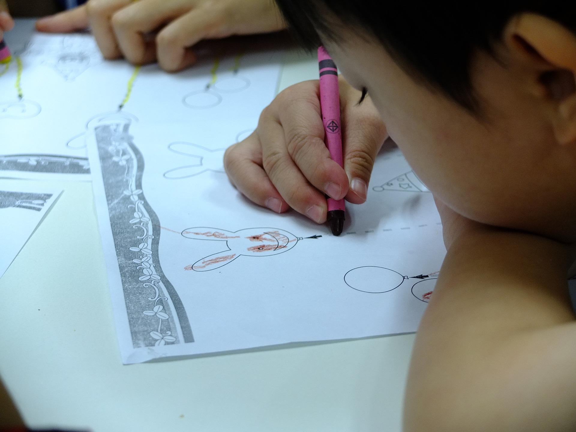 Cinq ans d'études pour parler français au primaire.