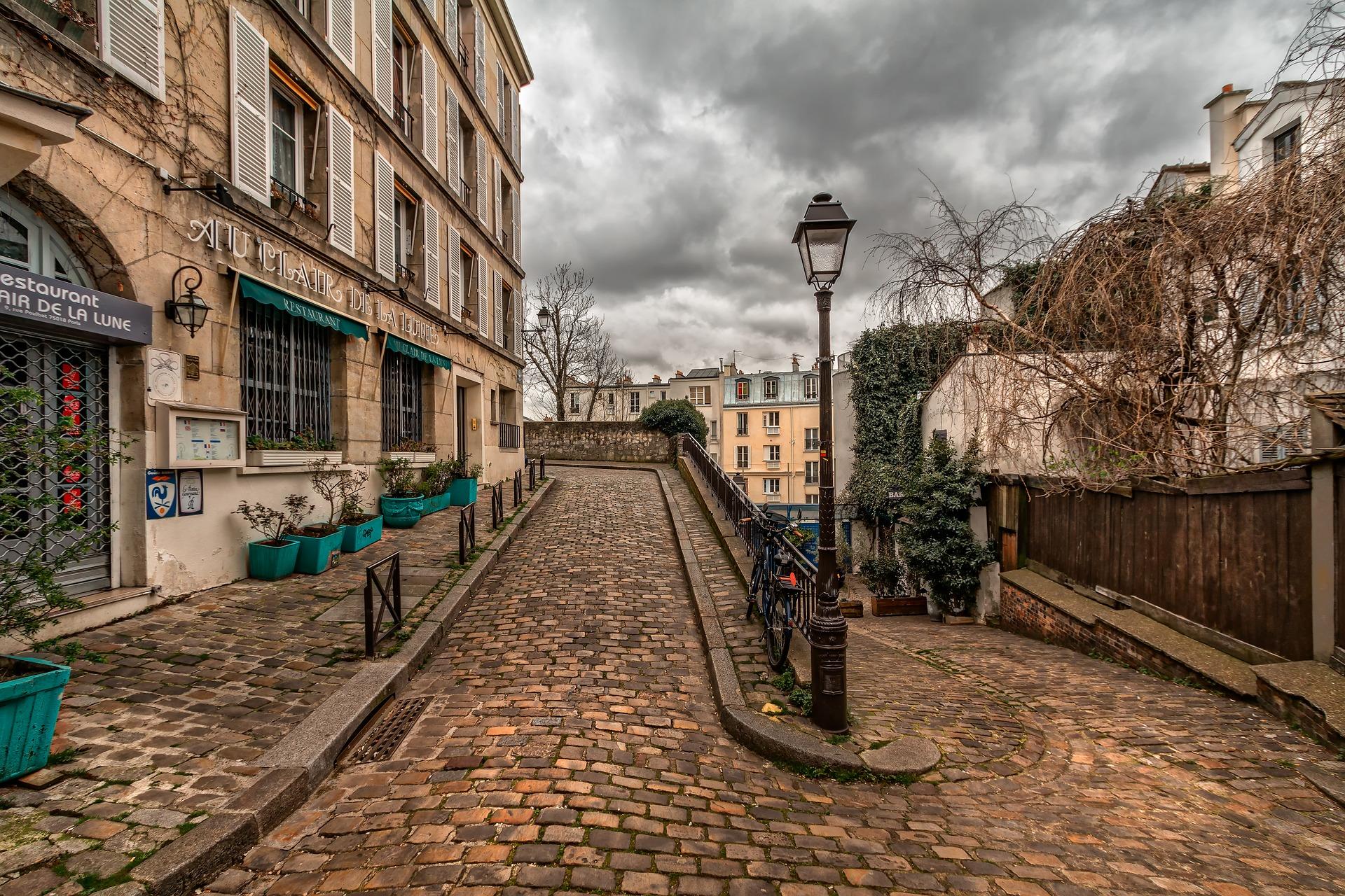 La musique dans la capitale française : chaque rue vibre et respire la créativité.