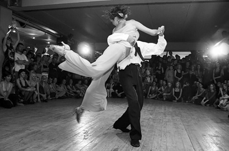 Comment se passe un cours de danse à deux ?
