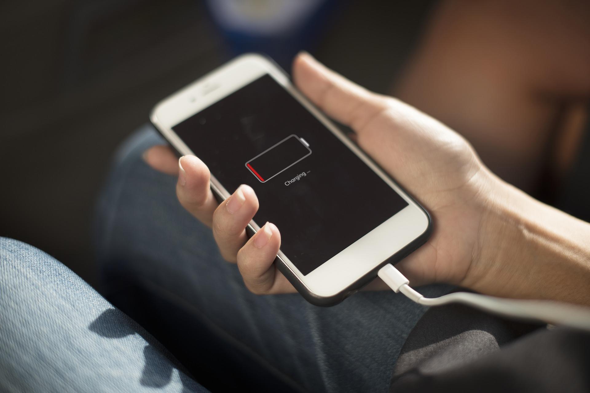 Utiliser son smartphone pour travailler en ligne, à condition d'être chargé au max !