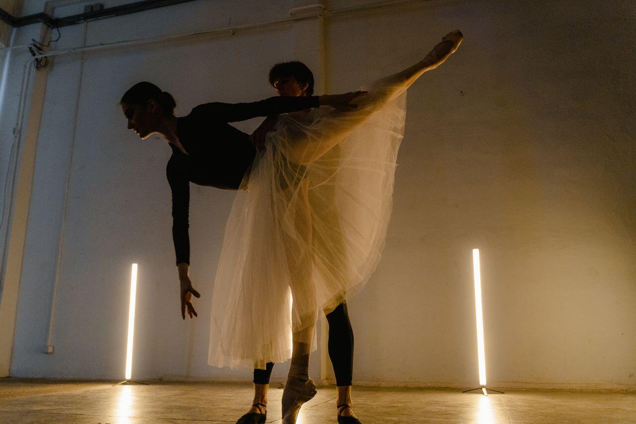 Une danseuse classique et son partenaire dans une position de portée.