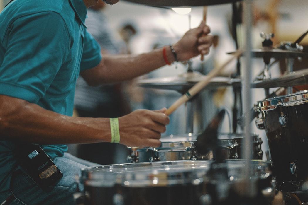 Où prendre des leçons de percussions sur la French Riviera ?