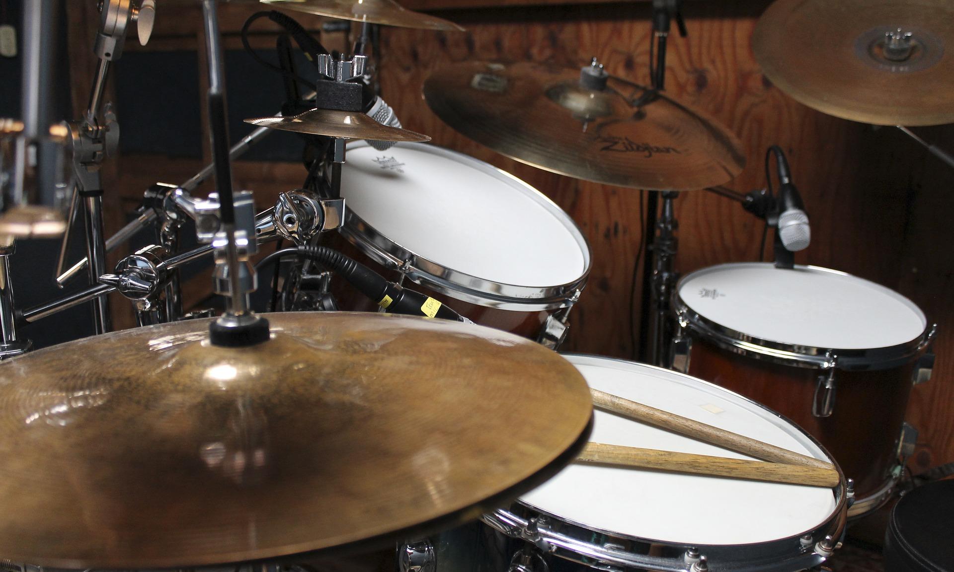 Apprendre en ligne pour devenir batteur : comment régler les tomes et fûts ?
