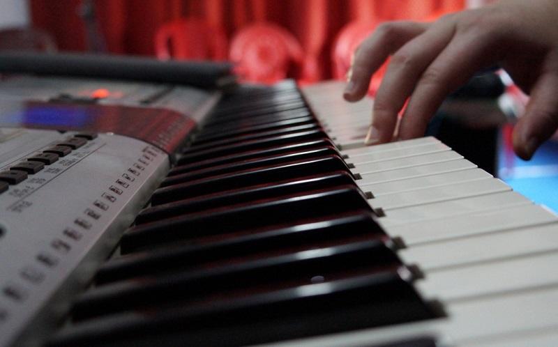 Pourquoi choisir un prof de piano autodidacte ?