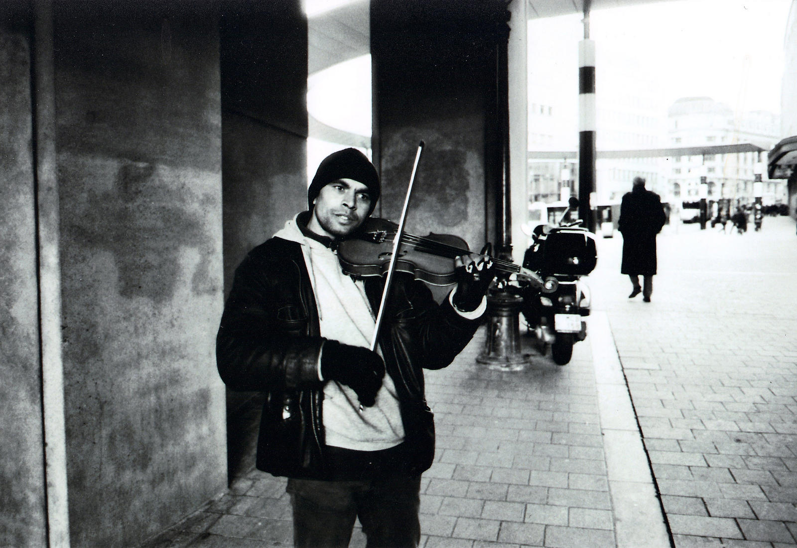 Jouer du violon sur un instrument droitier : faites glisser le crin !