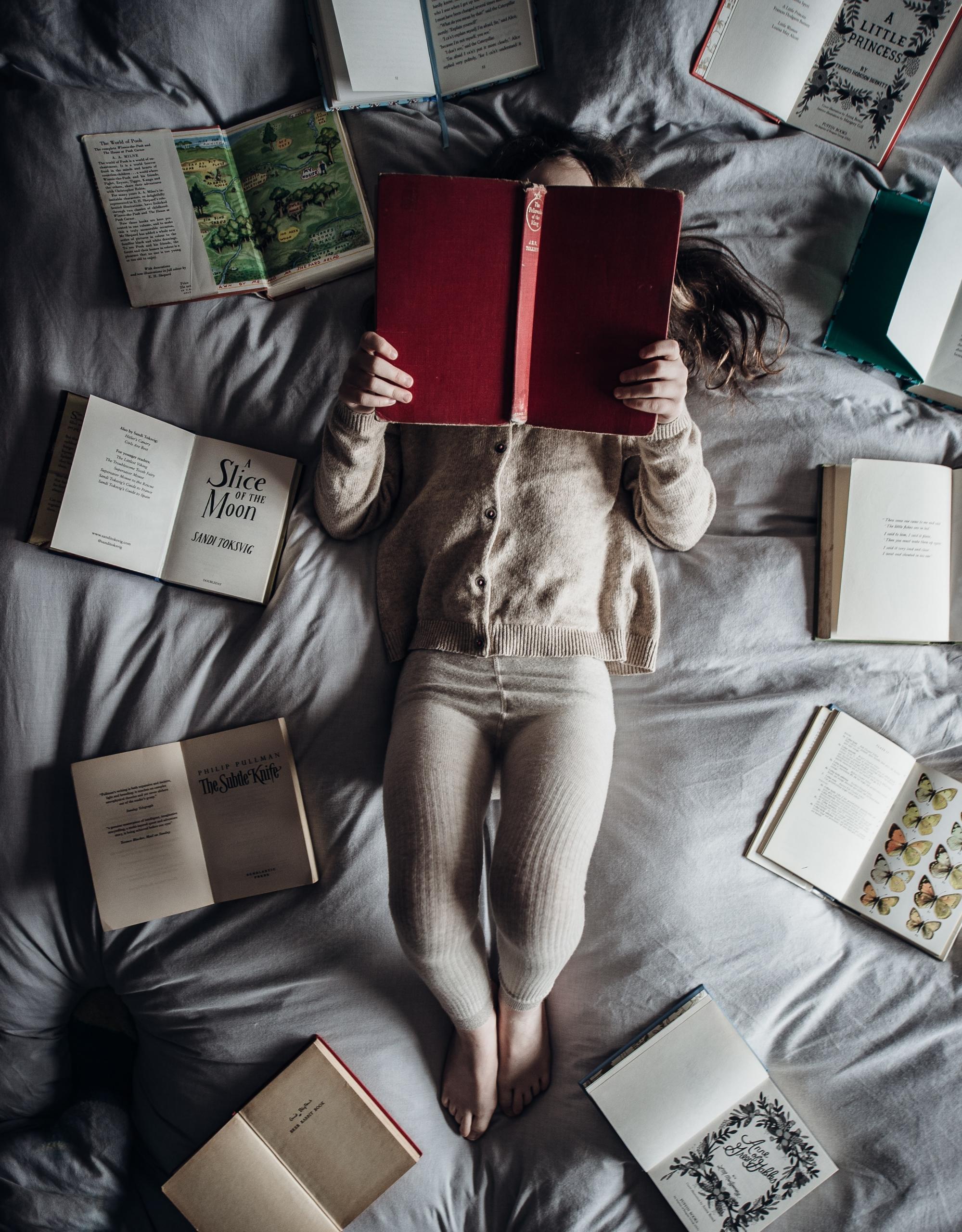 Un enfant dyslexique lit des livres en anglais