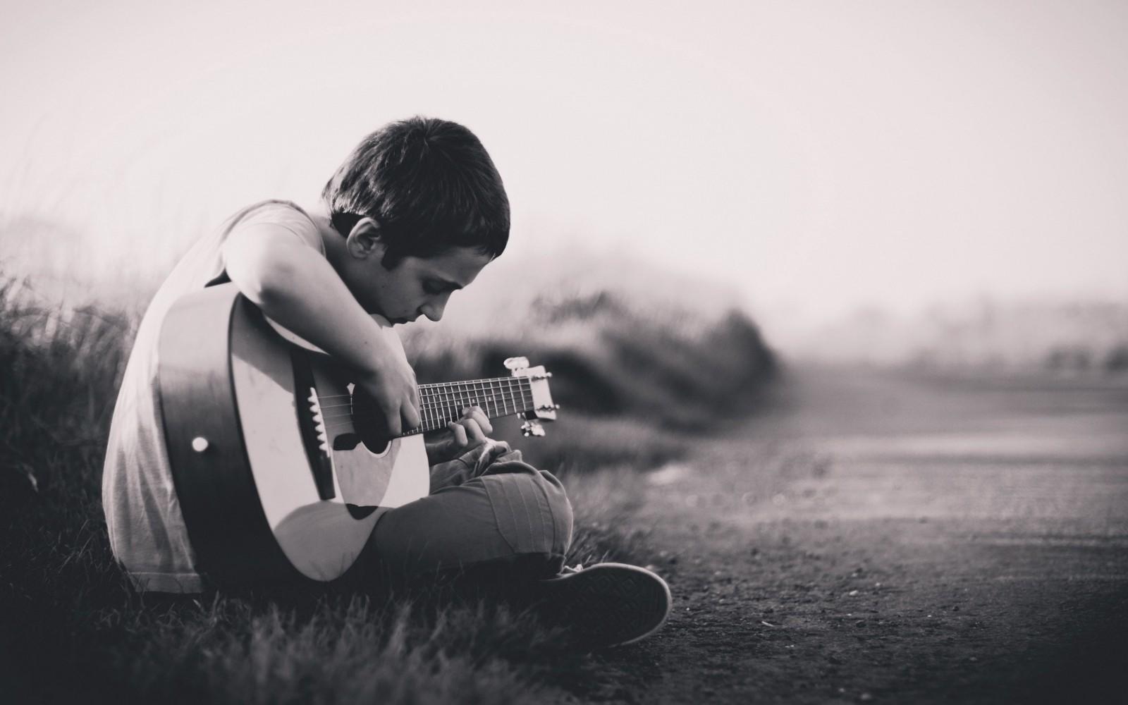 Comment apprendre à jouer de la guitare en improvisant ?