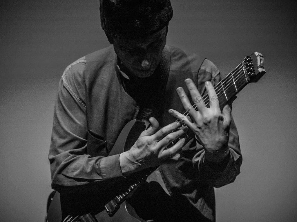 Pourquoi ne faut-il pas jouer vite de la guitare au début ?