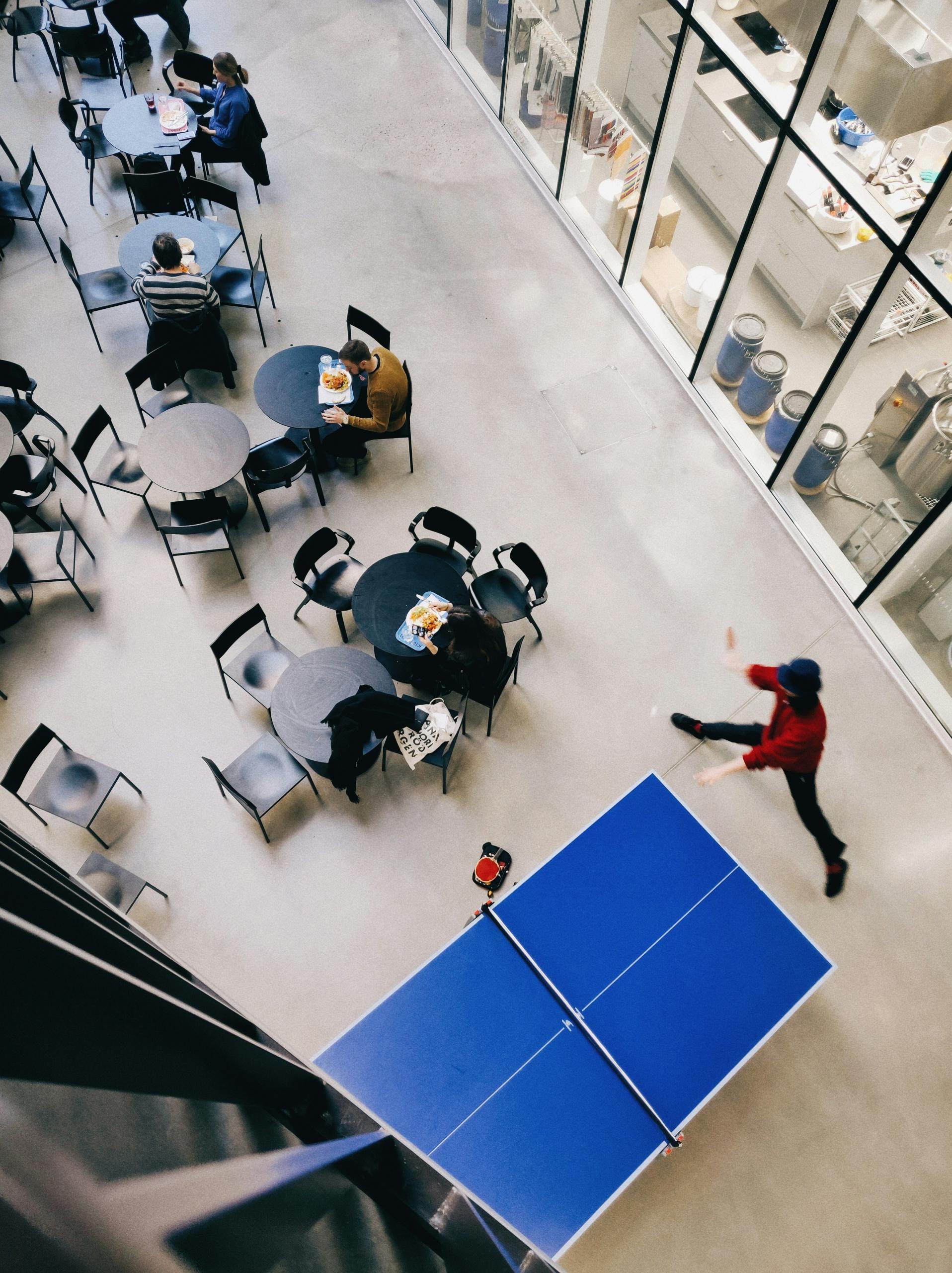 Le foyer d'un lycée vu d'en haut.