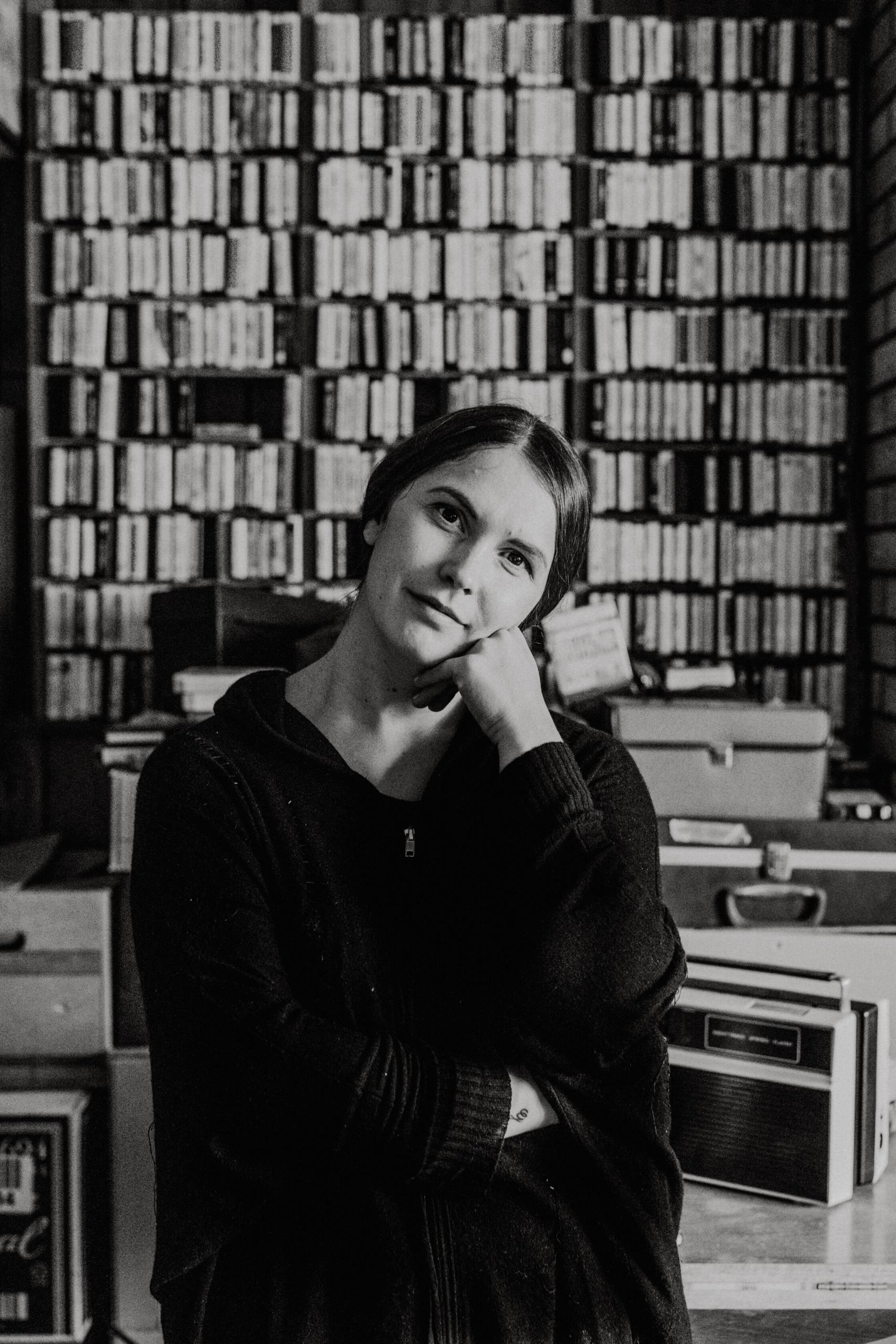 Une femme devant des livres de russe