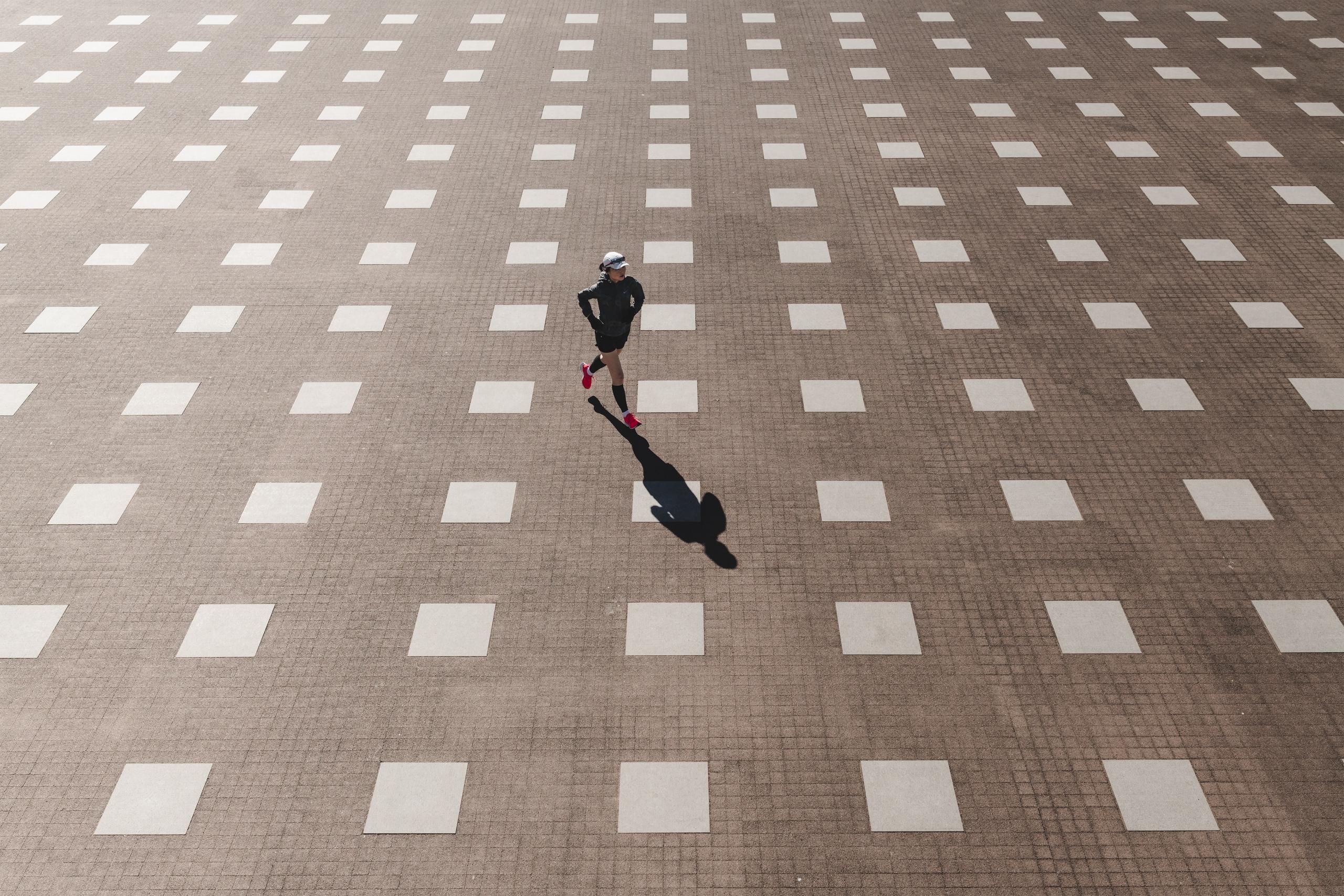 Un coureur au milieu de la ville.