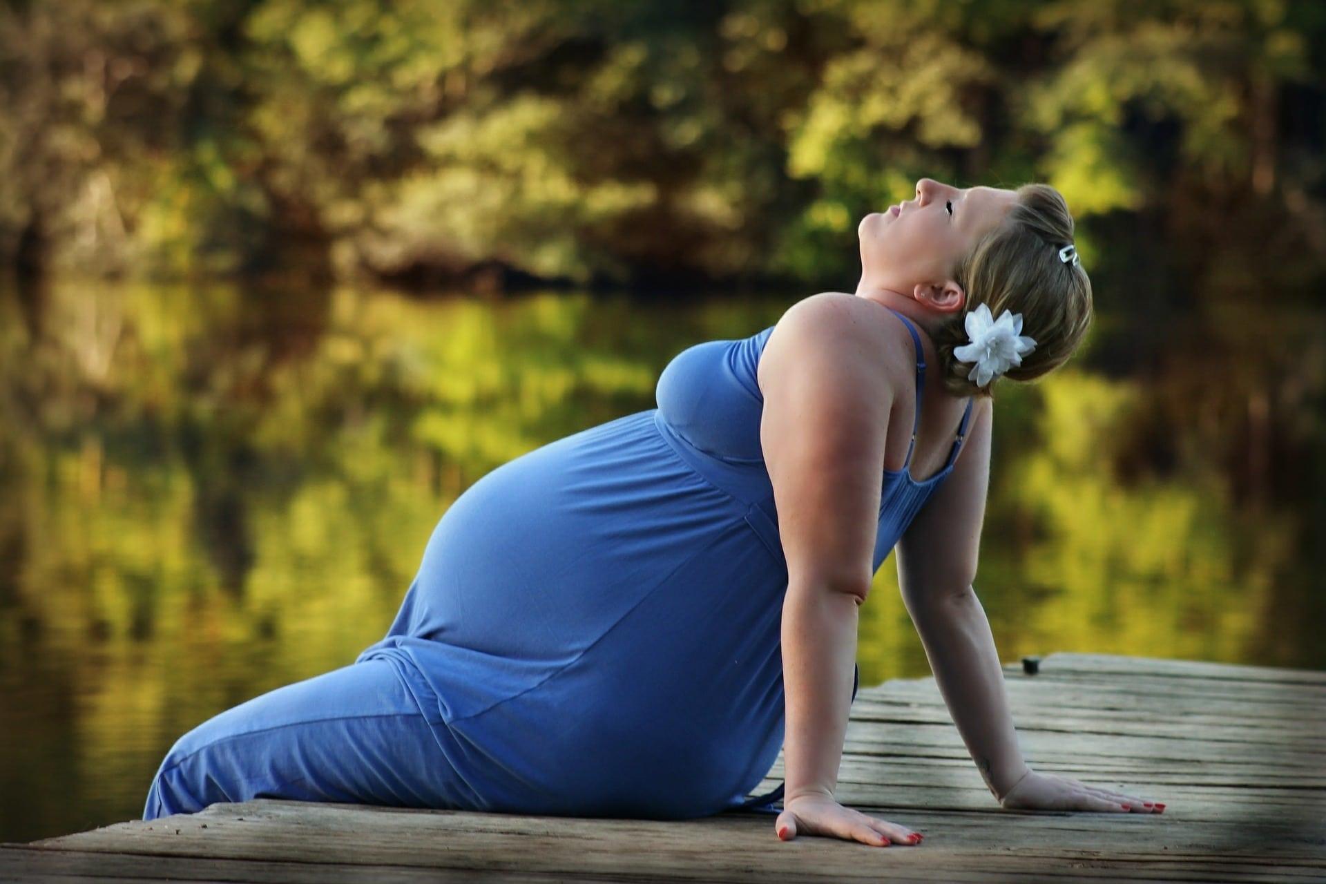 Attendre un enfant : et si on se mettait au yoga pour relâcher les muscles ?