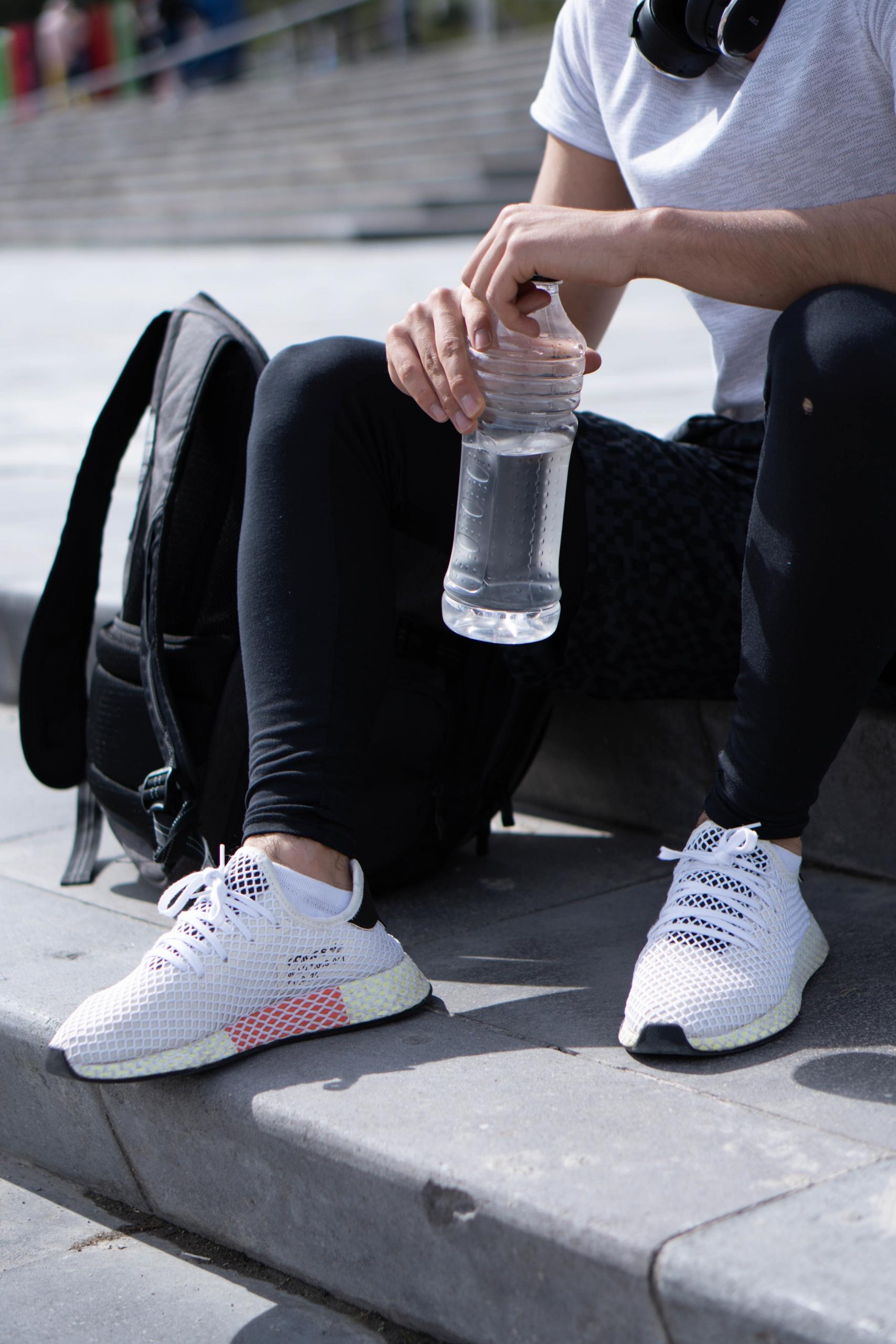Une bouteille d'eau, accessoire indispensable pour courir.