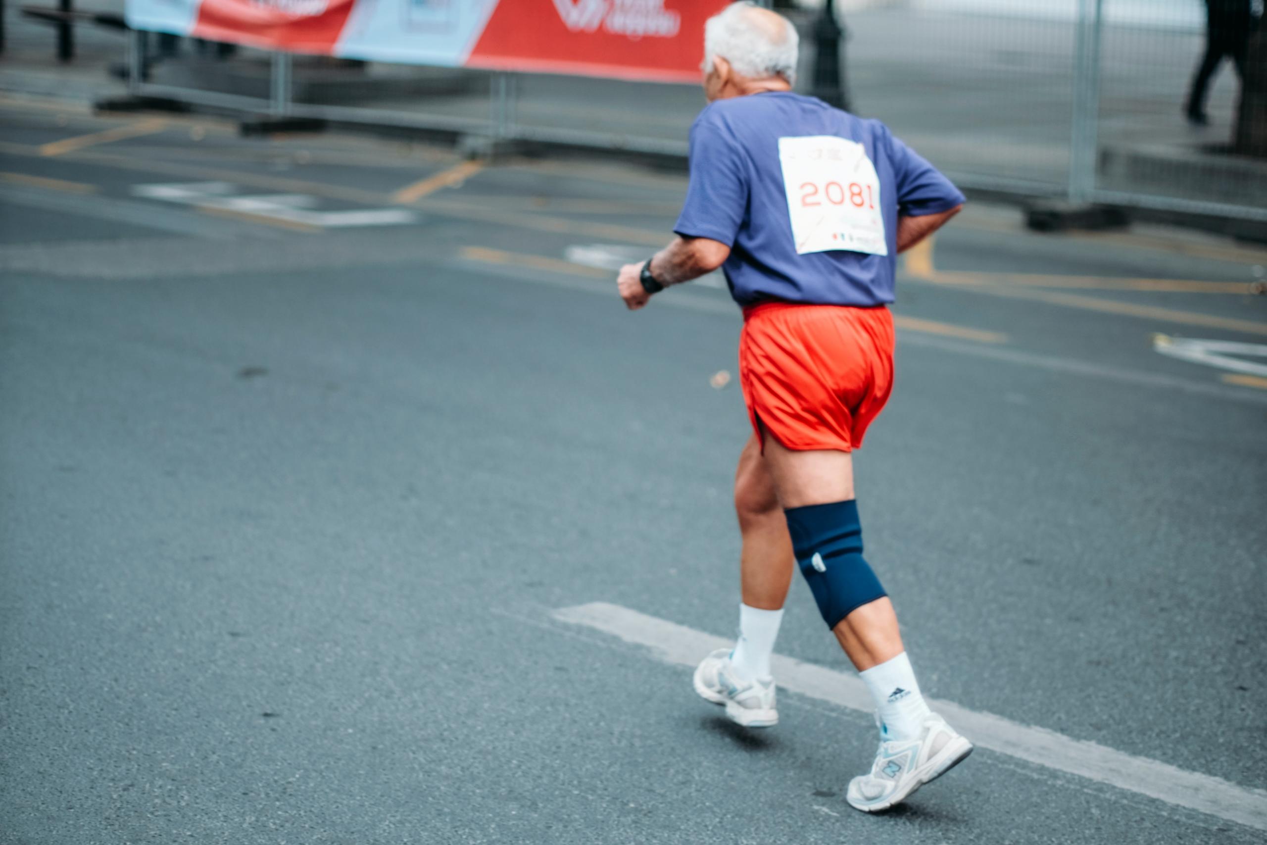 Un senior fait de la course à pied, avec ou sans application de running.