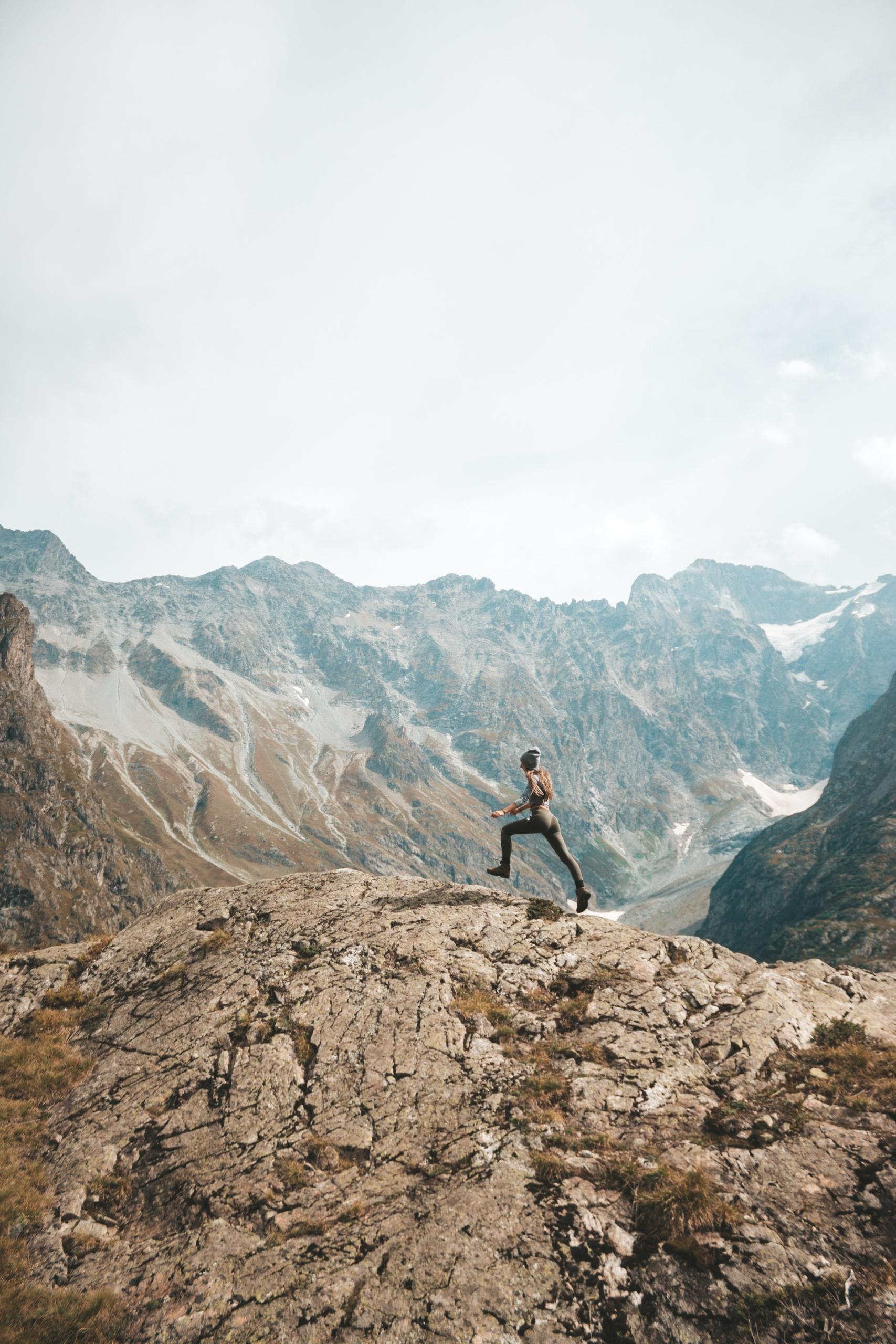 Un panorama de running dans la montagne, où les applications sont utilisables aussi.