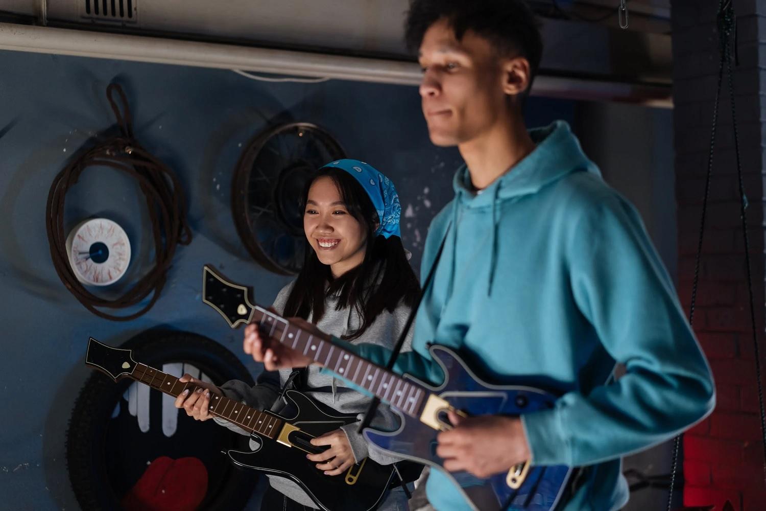 Deux personnes jouent à Guitar Hero.