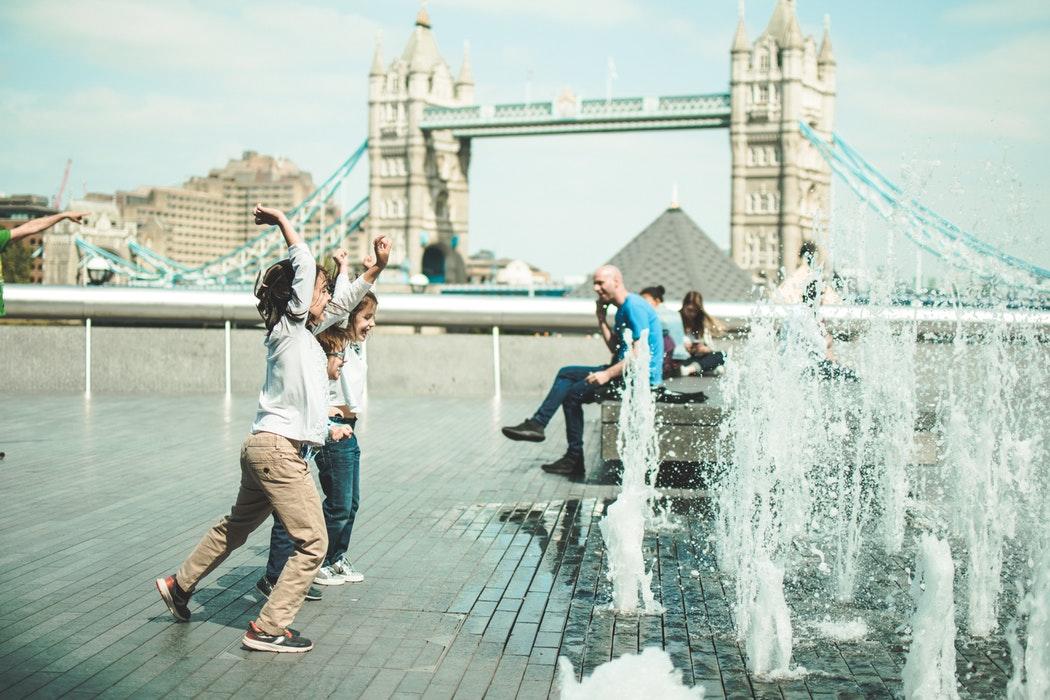 Quels sont les interlocuteurs pour organiser un voyage en anglais ?