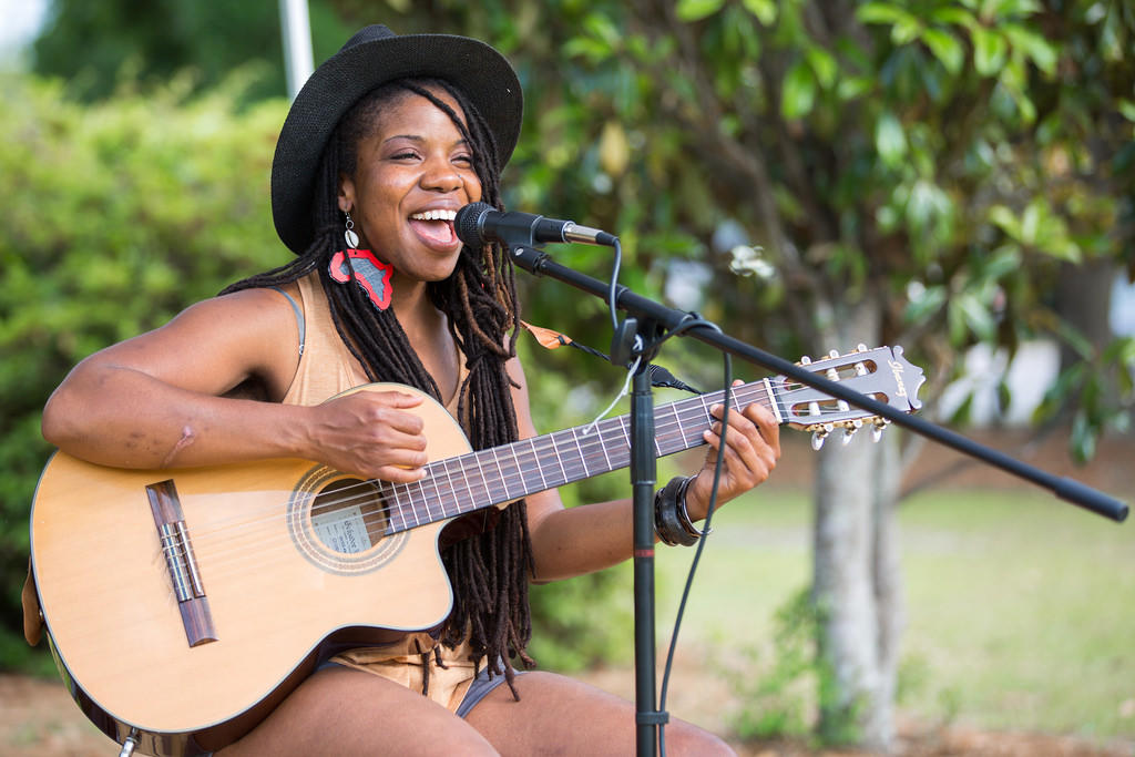 femme chantant et jouant de la guitare à la fois