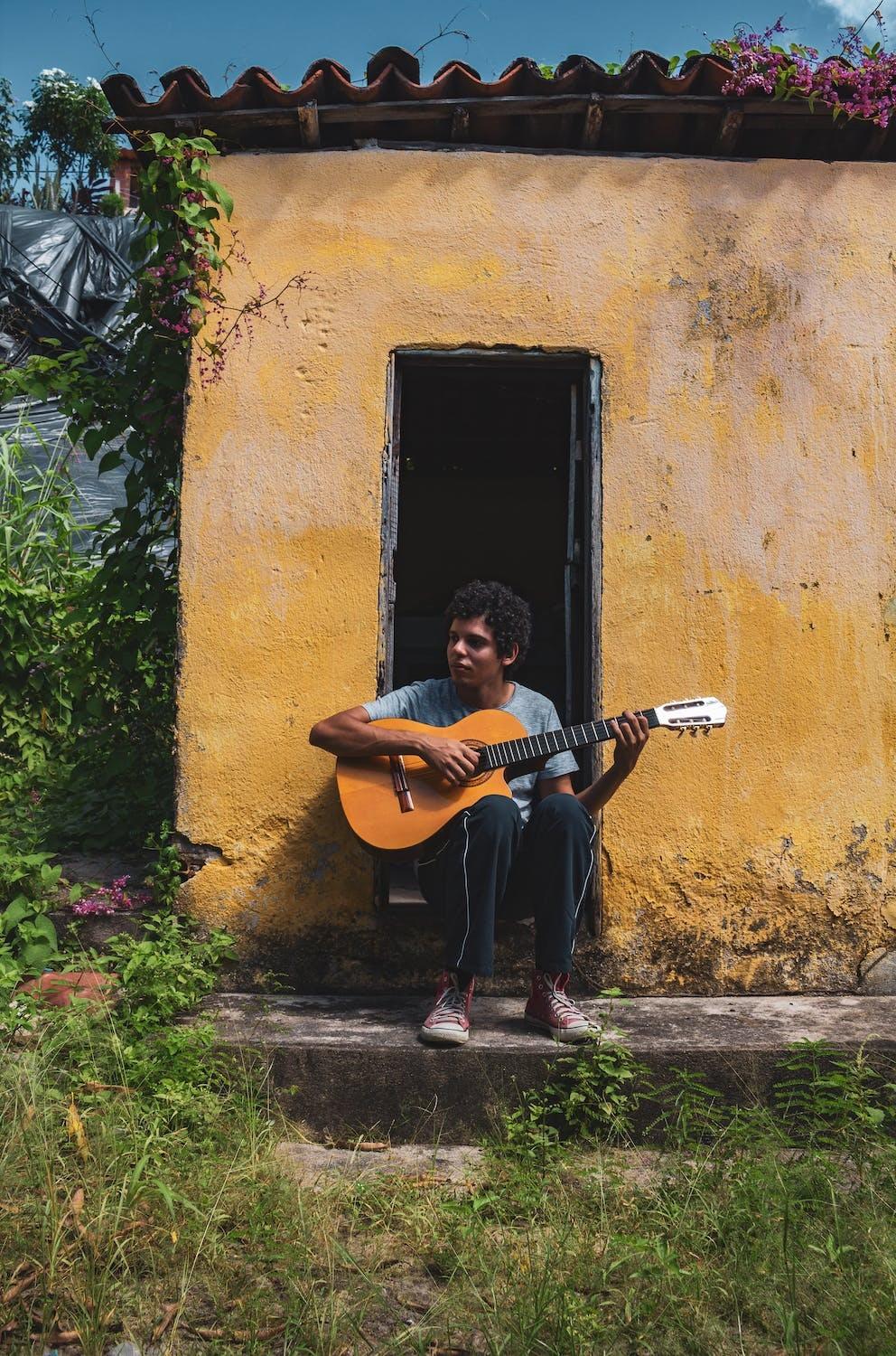 Un guitariste joue des arpèges.