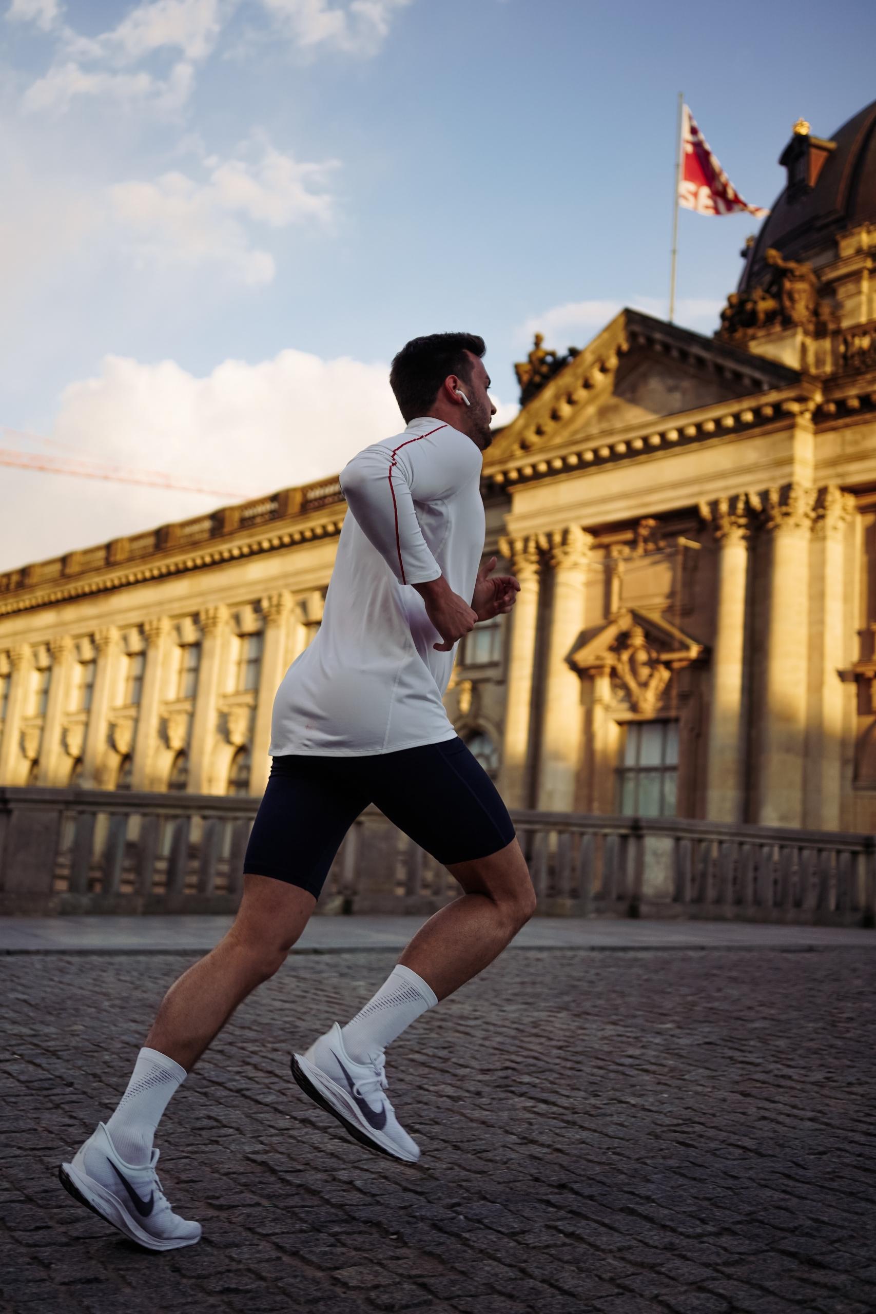 Un homme utilise sont app de course à pied pour courir à Paris.