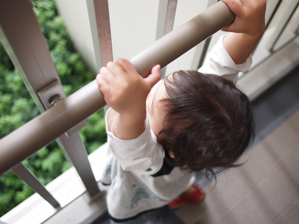 Faire des tractions dans son salon peut donner envie aux plus petits...