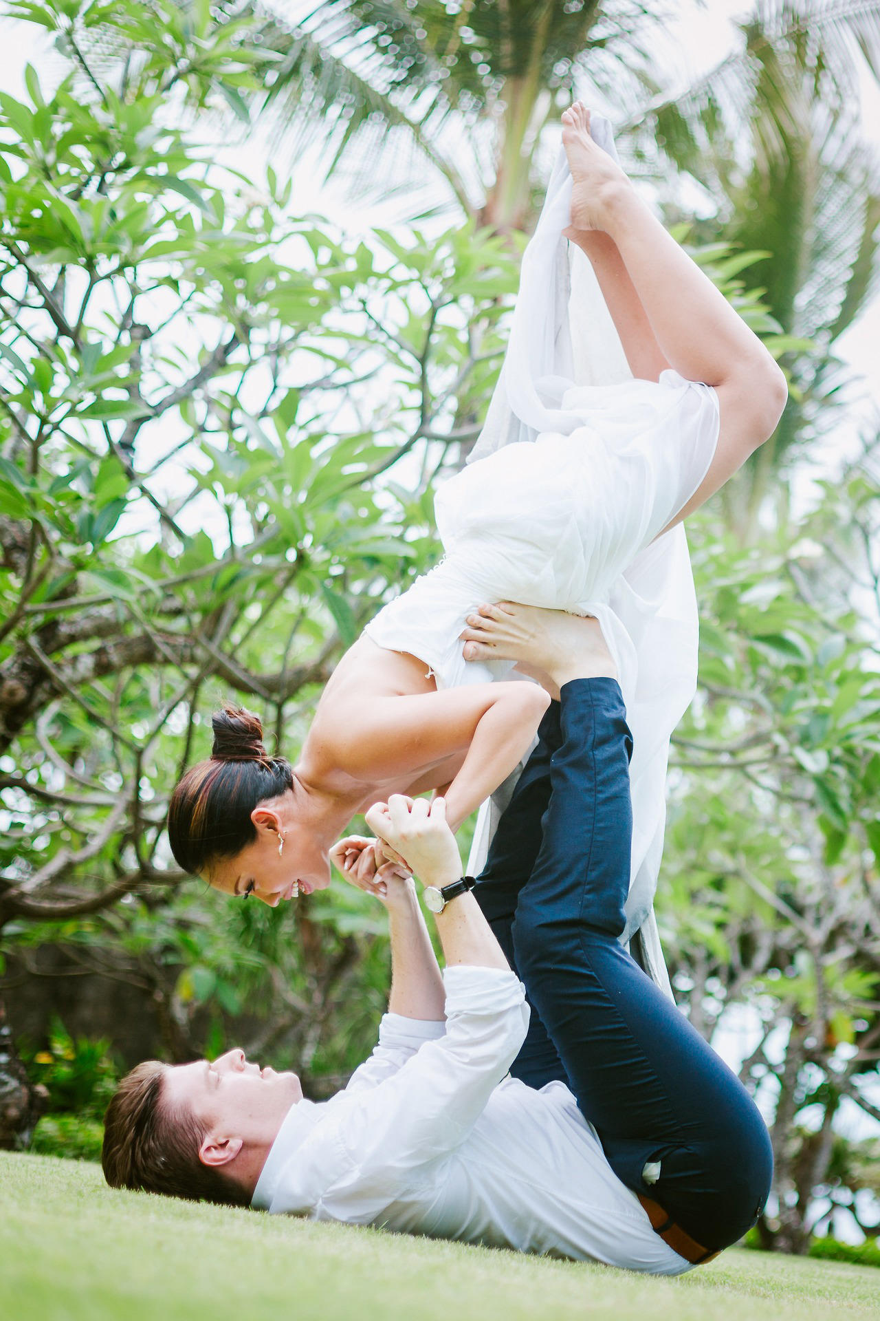 Quelles sont les postures de yoga destinées aux couples ?