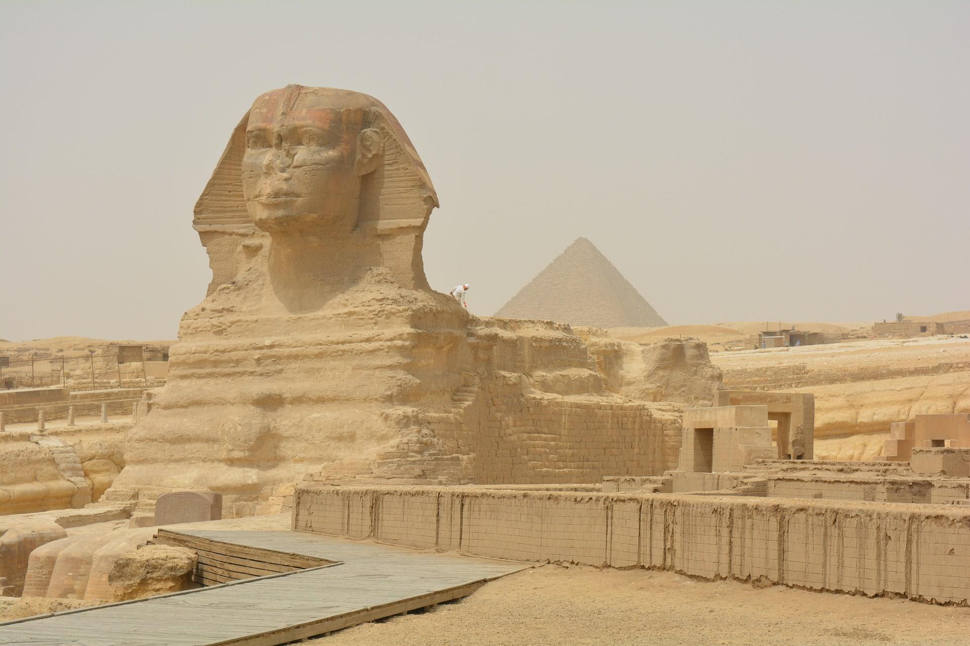 Découvrir les sites immanquables de l'Orient : les pyramides et le Sphinx en premier plan !