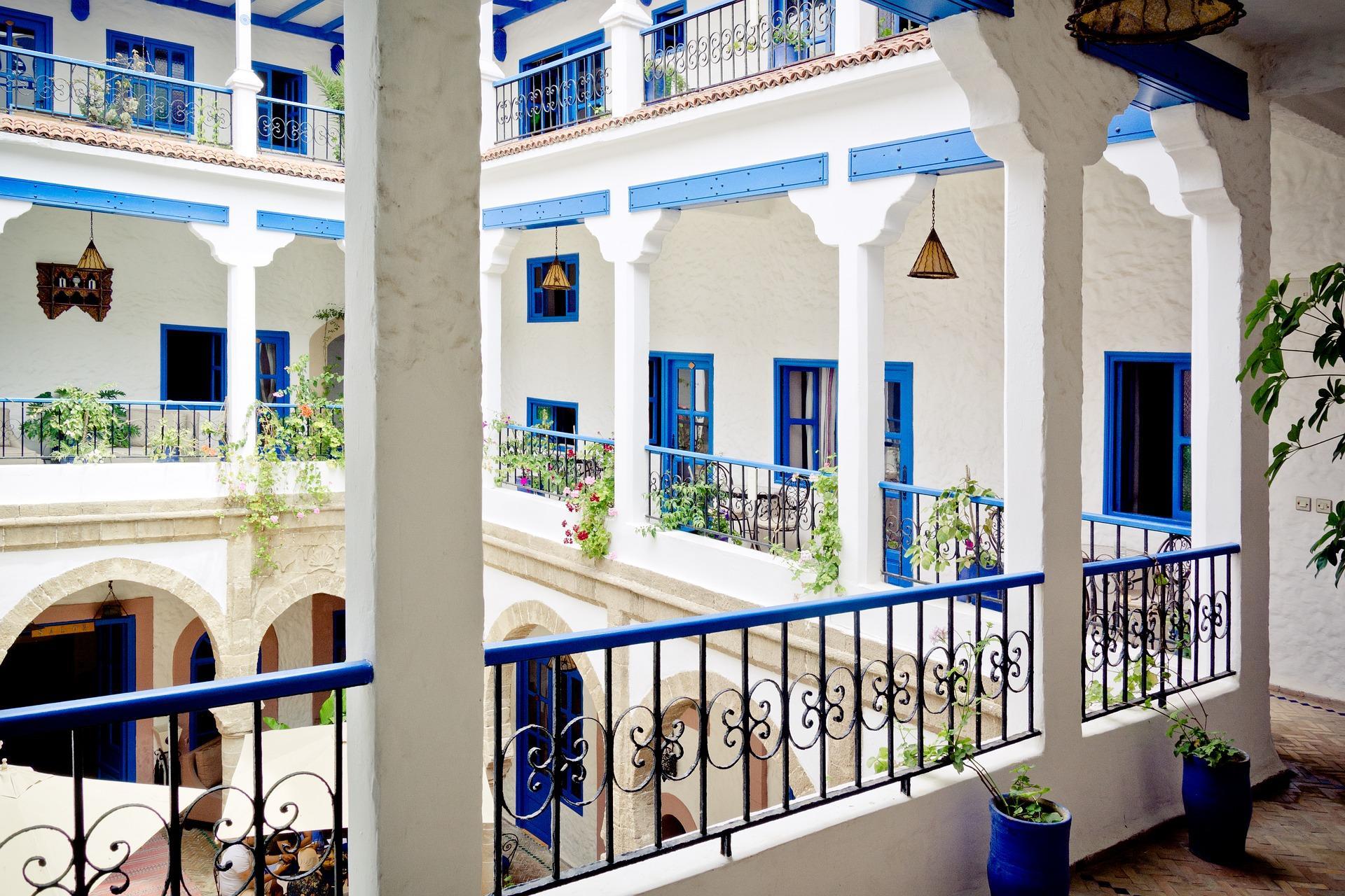 On peut bien entendu se loger au Maghreb pour pas cher en évitant les hôtels de luxe !