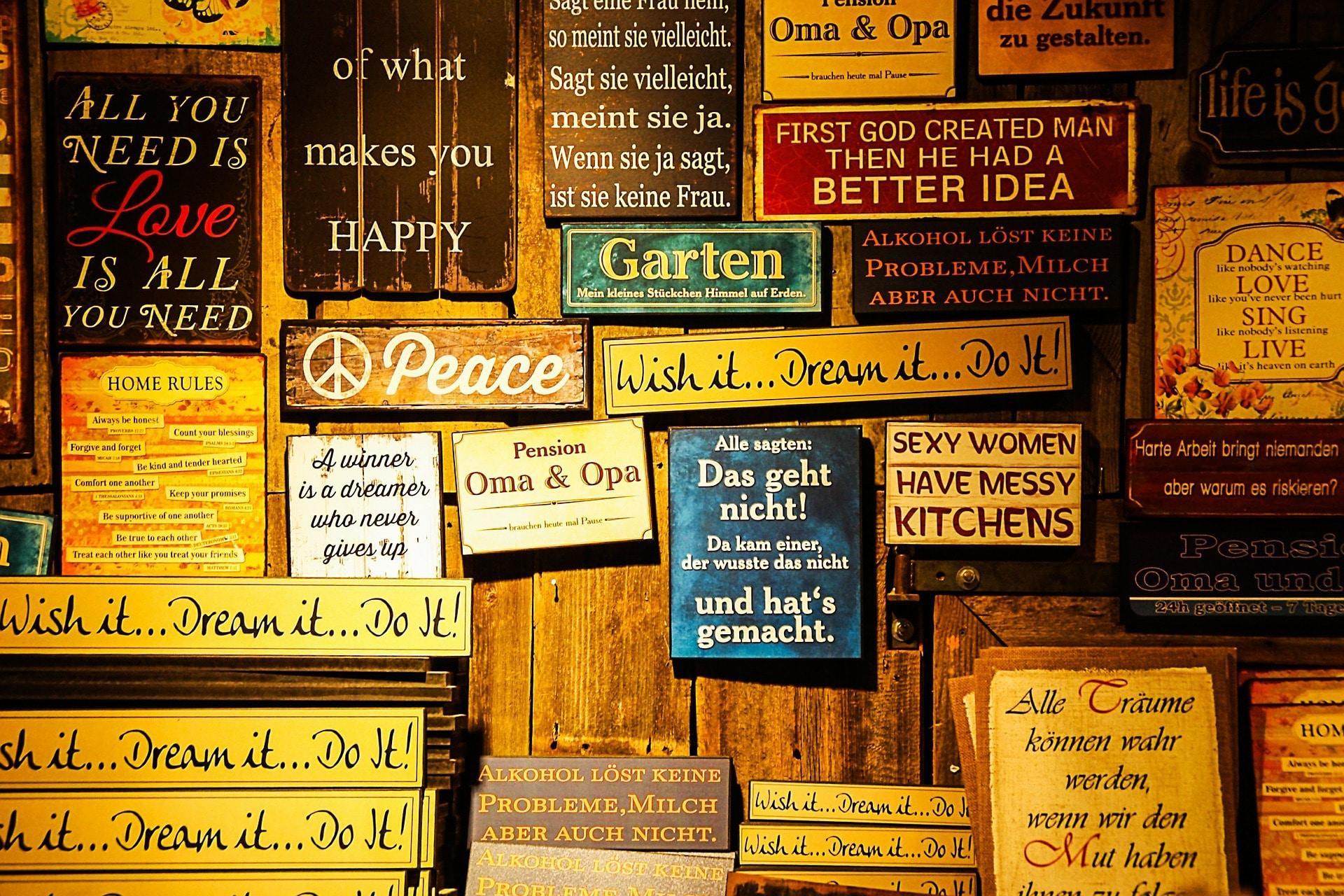 des affiches sur un mur