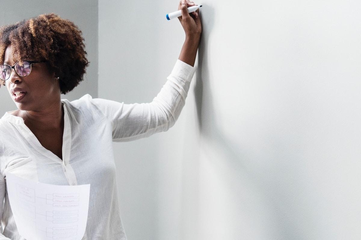 Trouver un professeur pour des leçons intensives, au moins pour maîtriser l'alphabet !