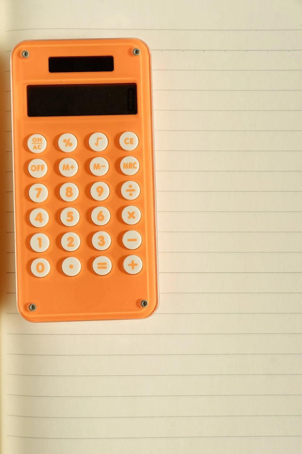 Une calculatrice sur un cahier de maths. 