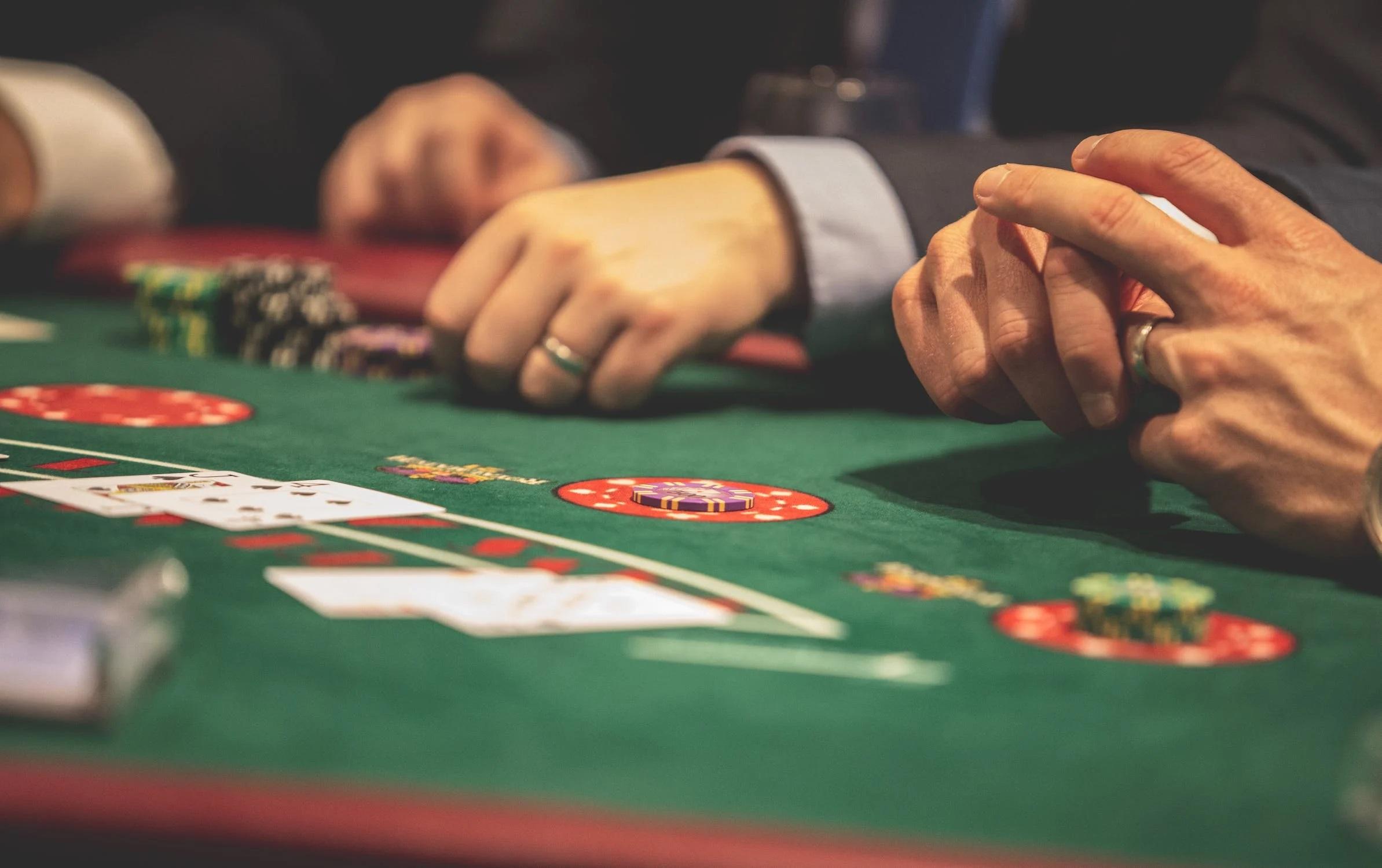 Des personnes jouent dans un casino.