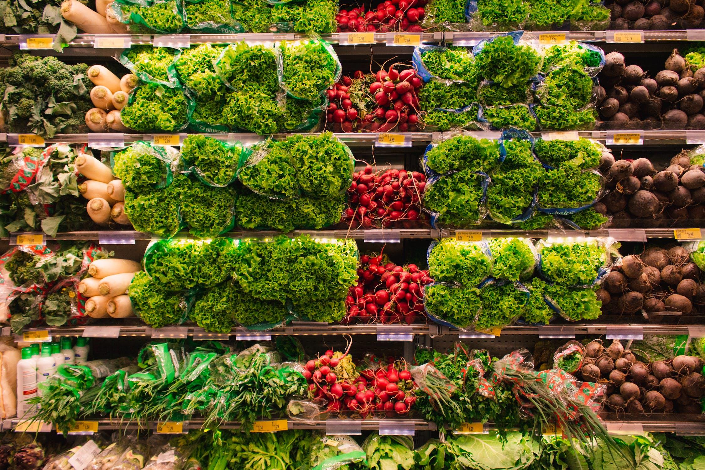 Vue sur un rayon de légumes.