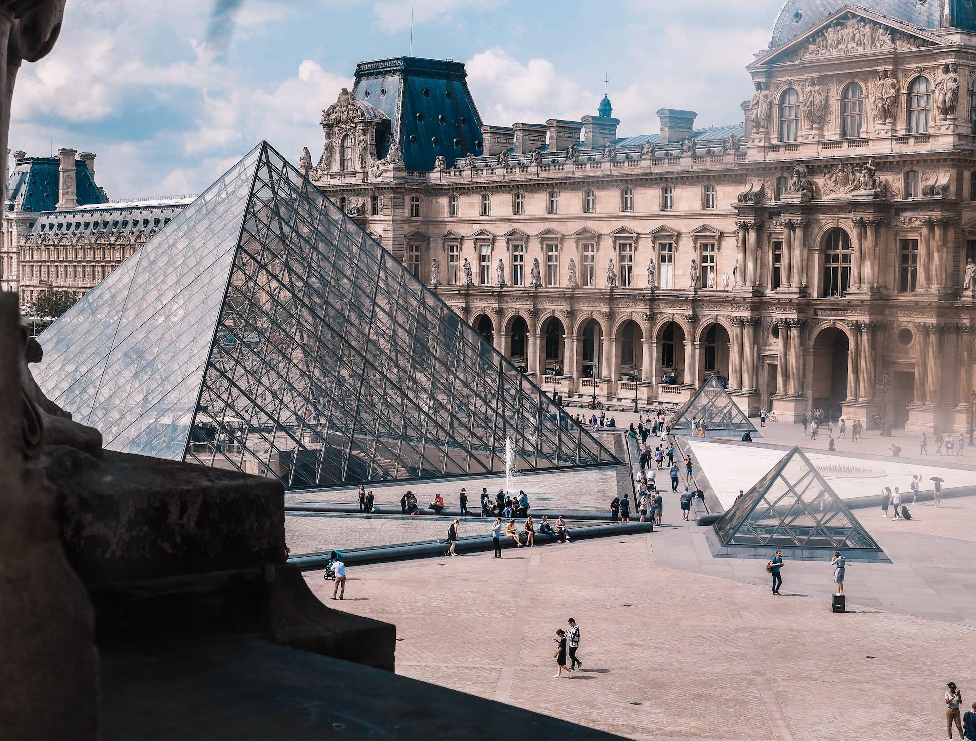 La cour du musée du Louvre avec la pyramide.