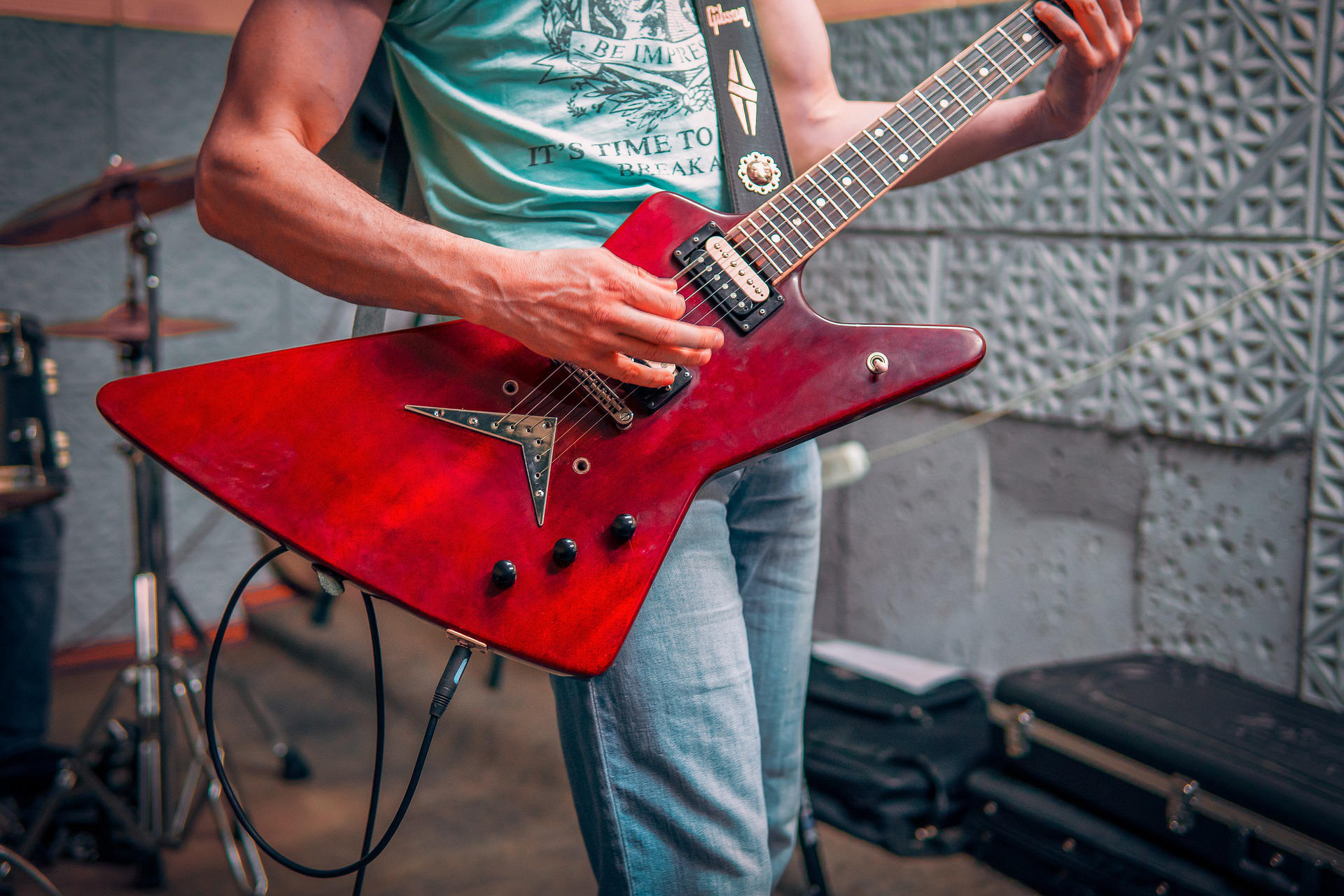 Peut-on commencer la basse sans la guitare ?