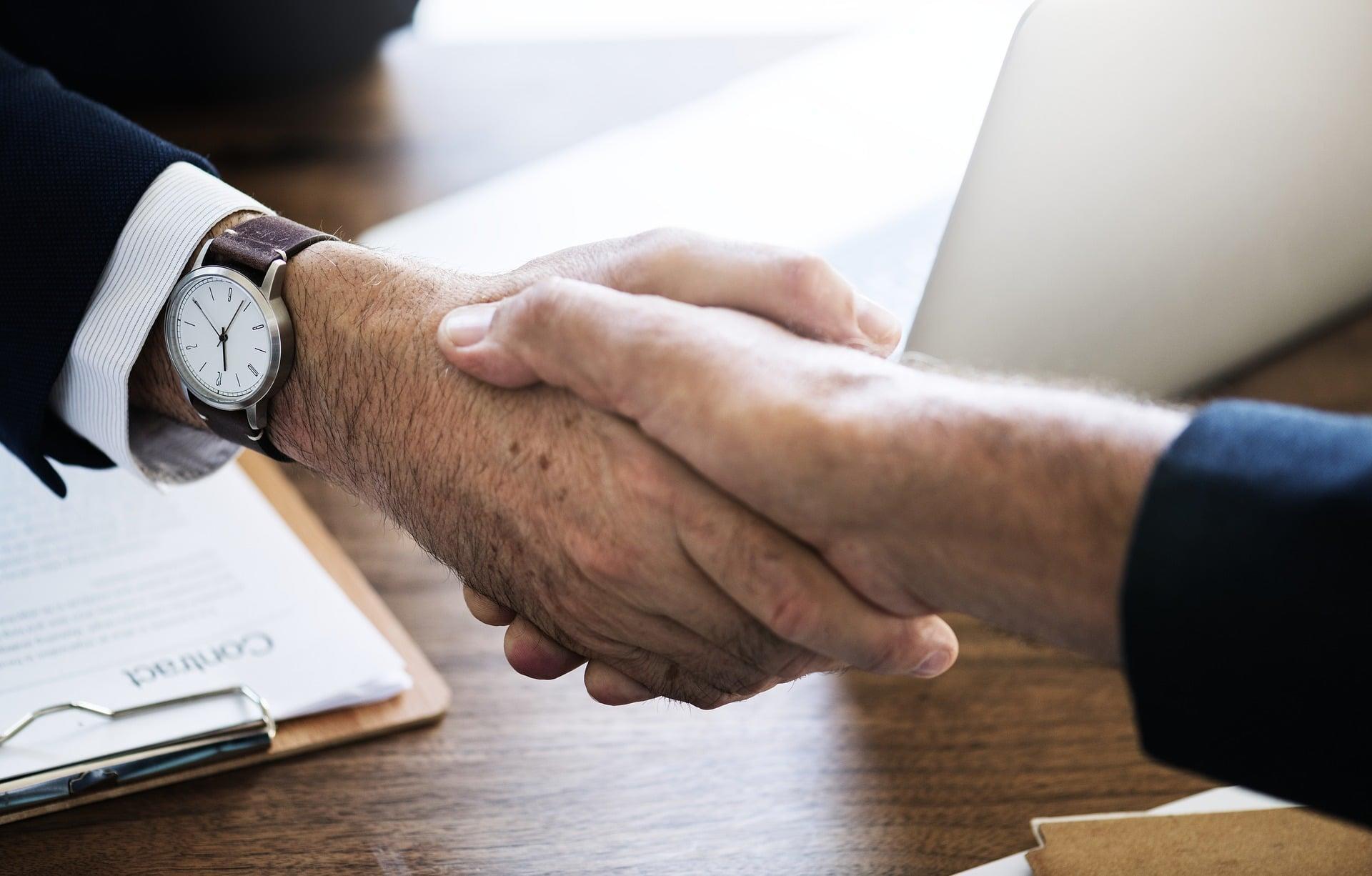 Saluer son interlocuteur avec vigueur : pour la confiance !