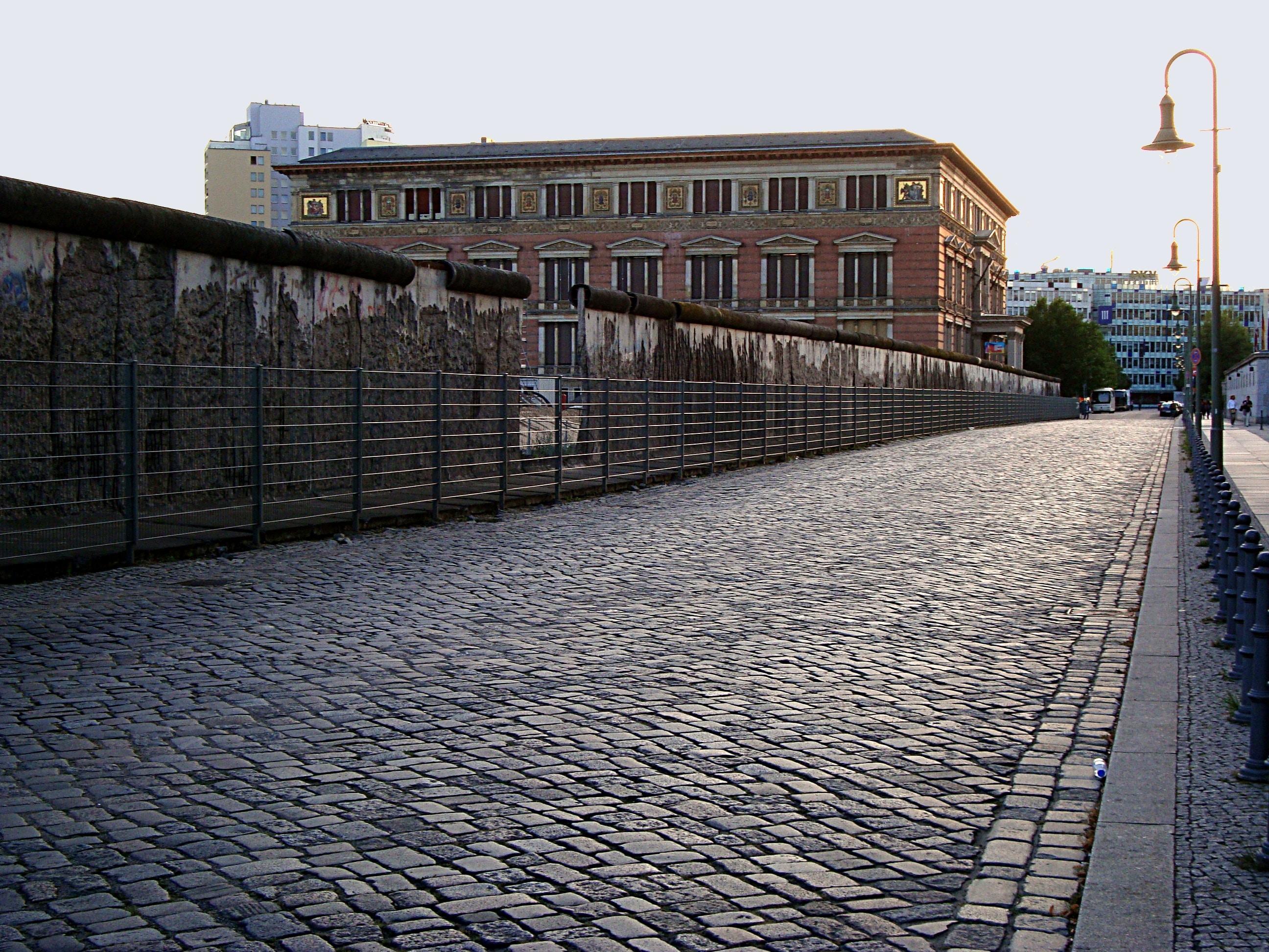 Quelles étaient les enjeux du mur de Berlin entre l'URSS et les Etats-Unis ?