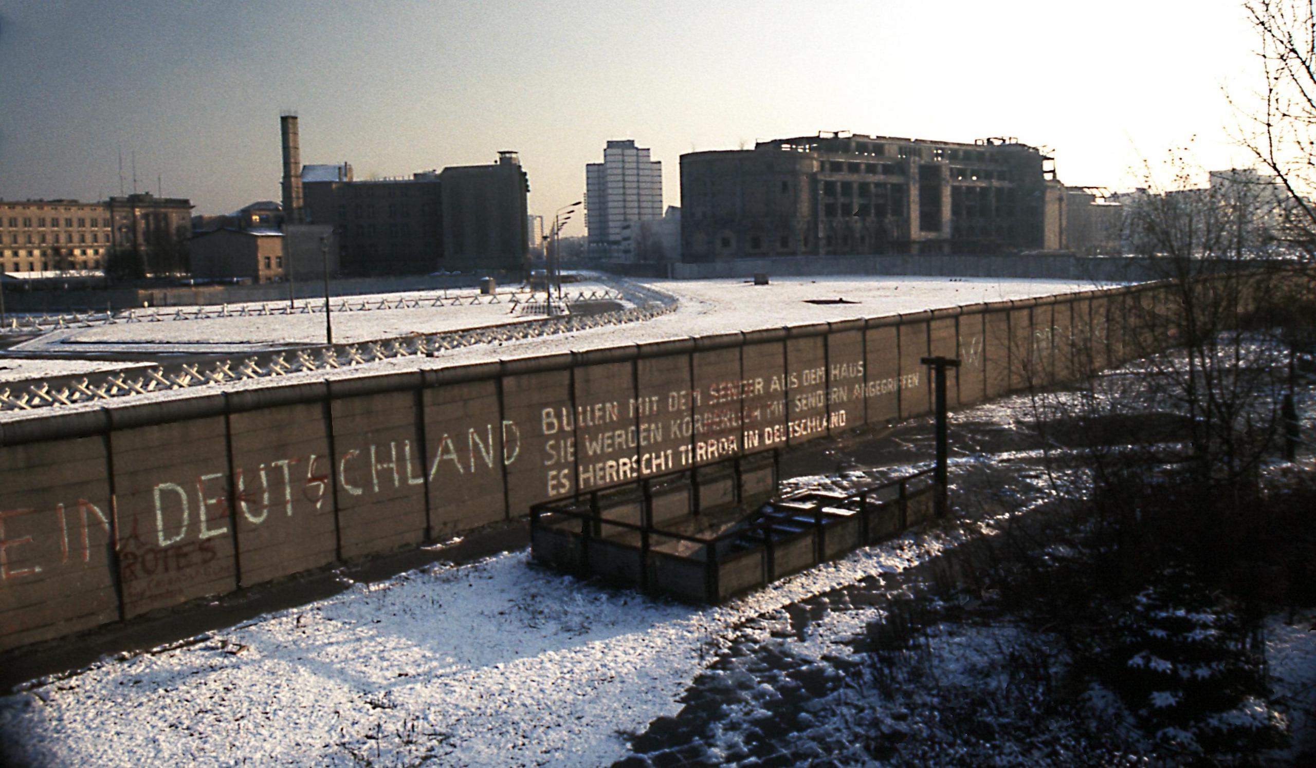 Quand et comment a été construit le mur de séparation de Berlin la capitale allemande ?