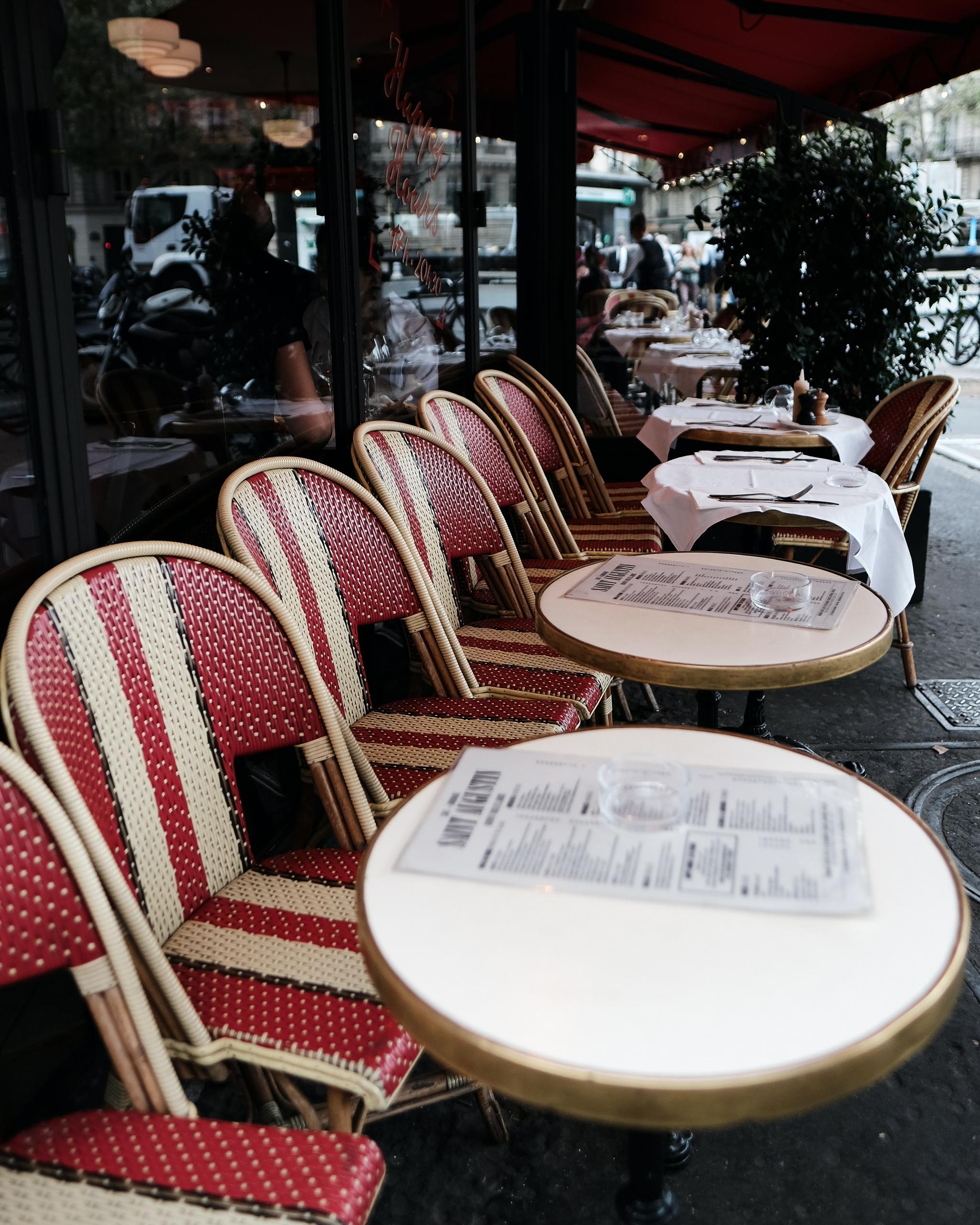 Des tables de bistrot parisien, où se pratique l'accent français