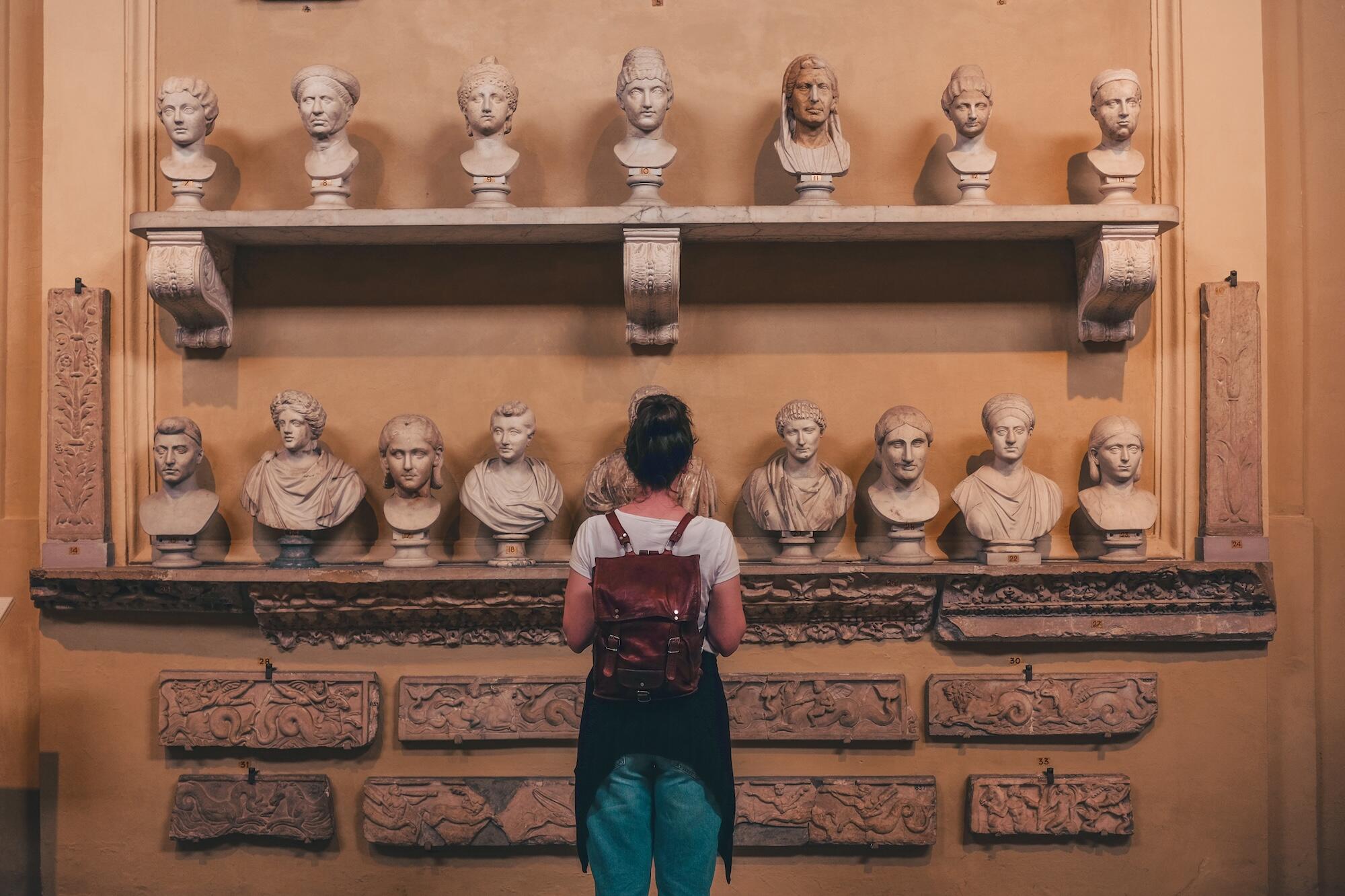 Une jeune femme regarde des statues