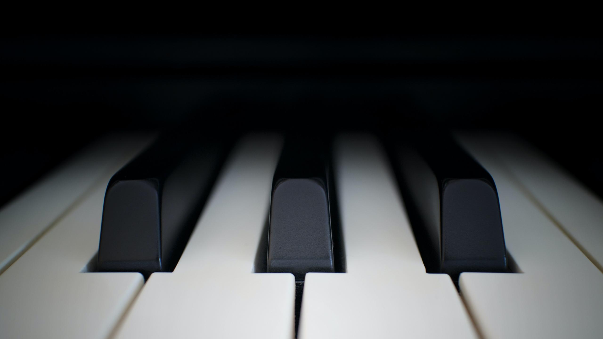 Les touches d'un piano qui attendent le professeur