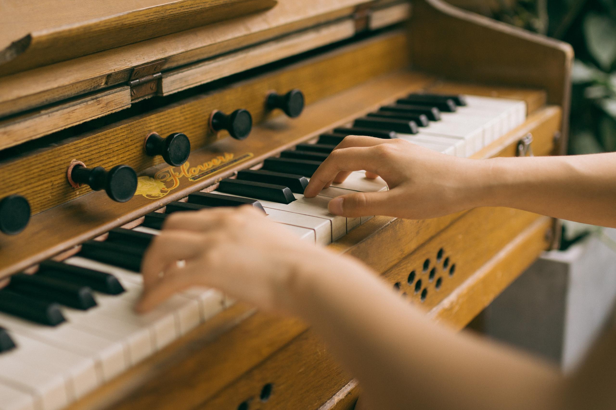 Les mains d'un enfant apprenant à jouer du piano