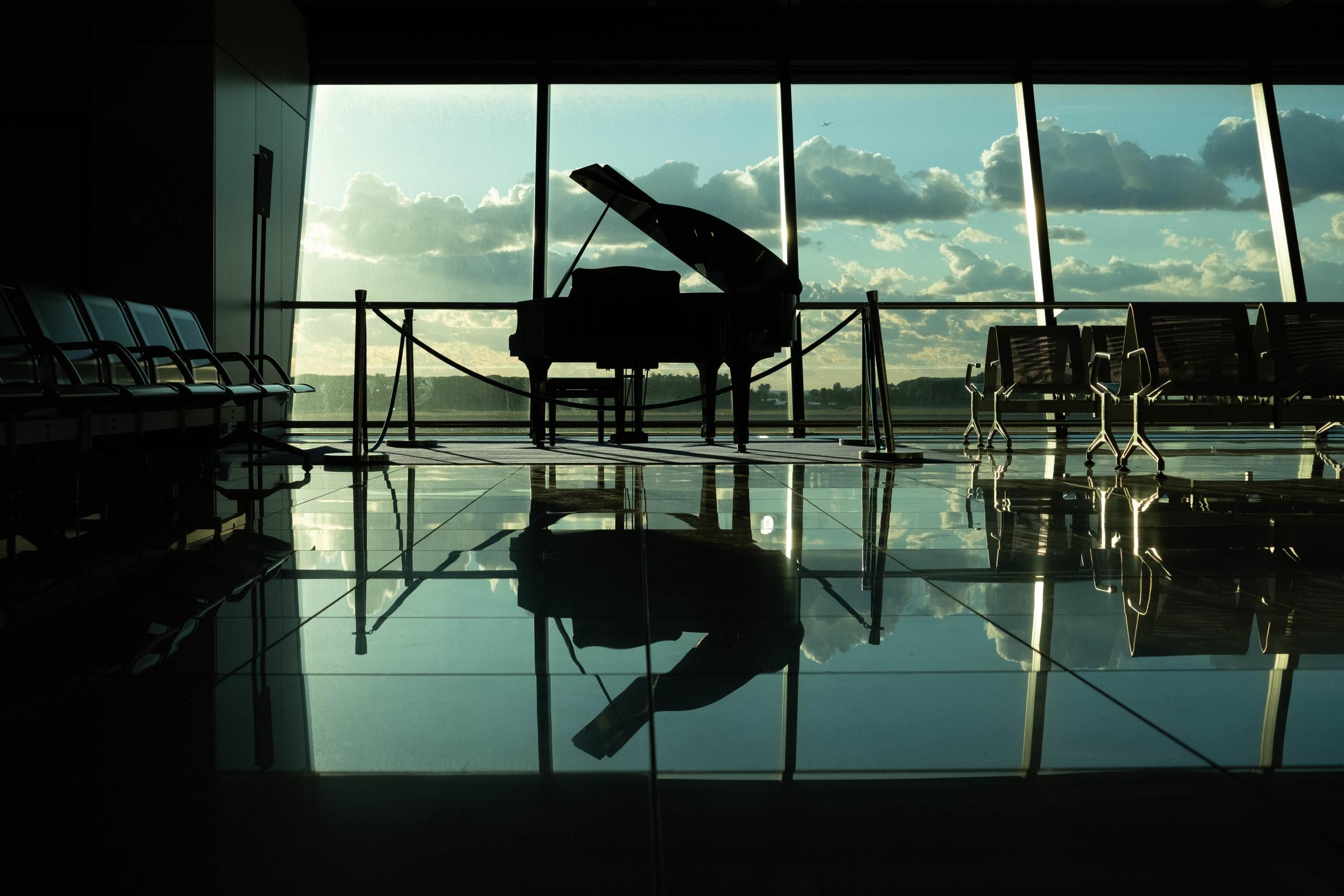 Un piano dans un aéroport