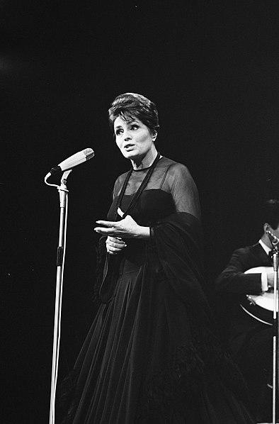Chanteuse lyrique sur scène