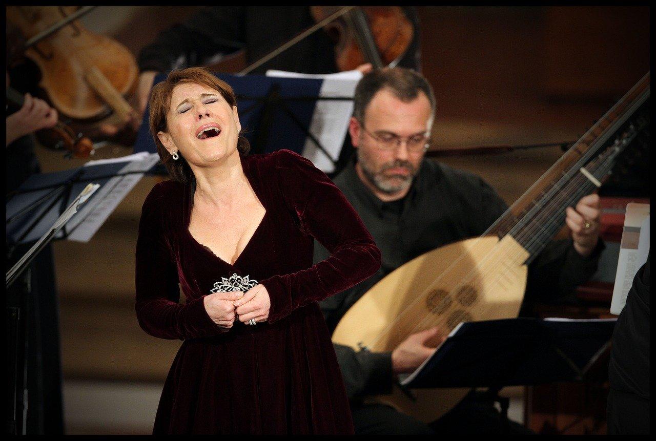 Chanteuse soprano Falcon chantant sur scène.