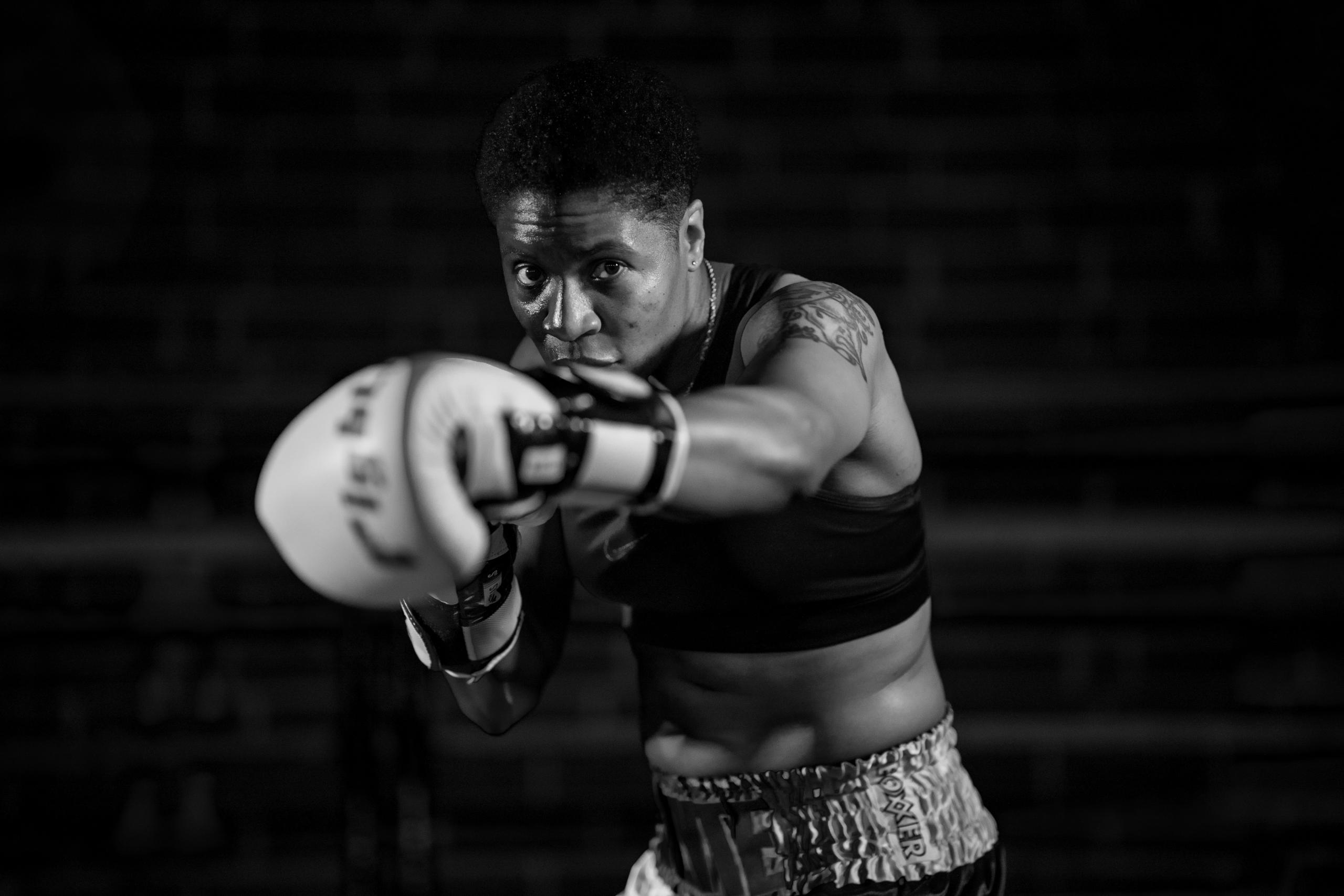Une femme porte des gants de boxe