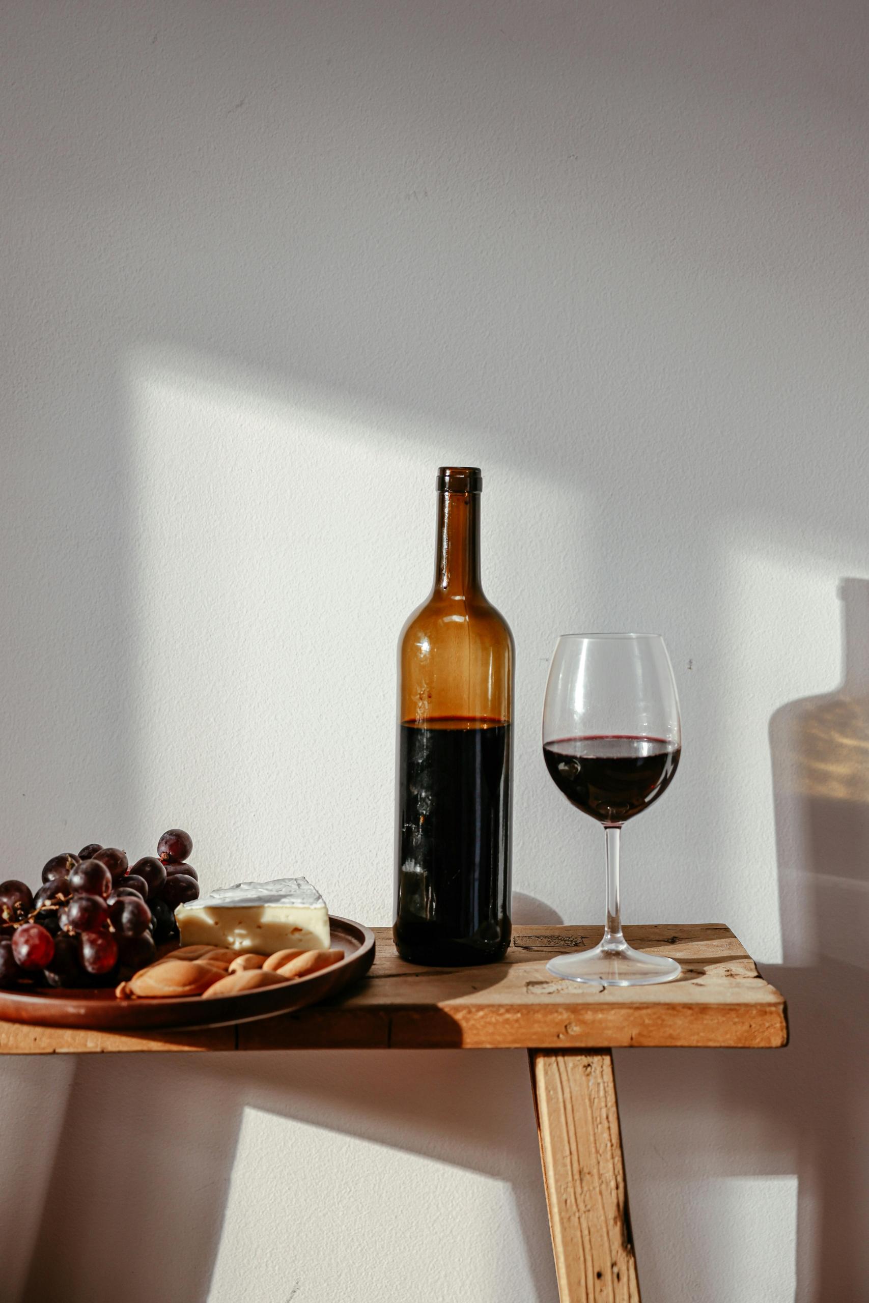 Une table avec du vin et du raisin.
