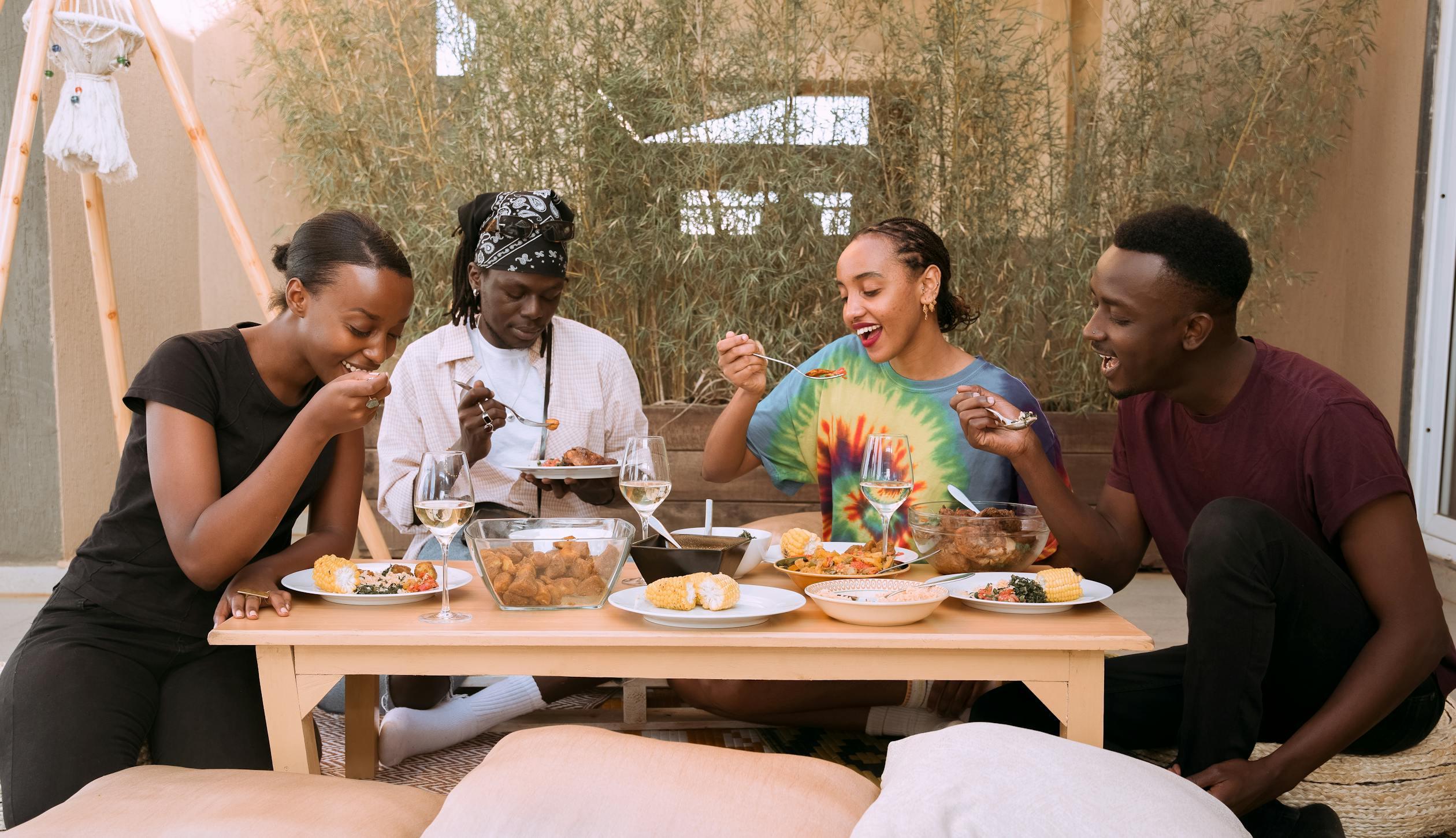 Des personnes mangent à la même table.