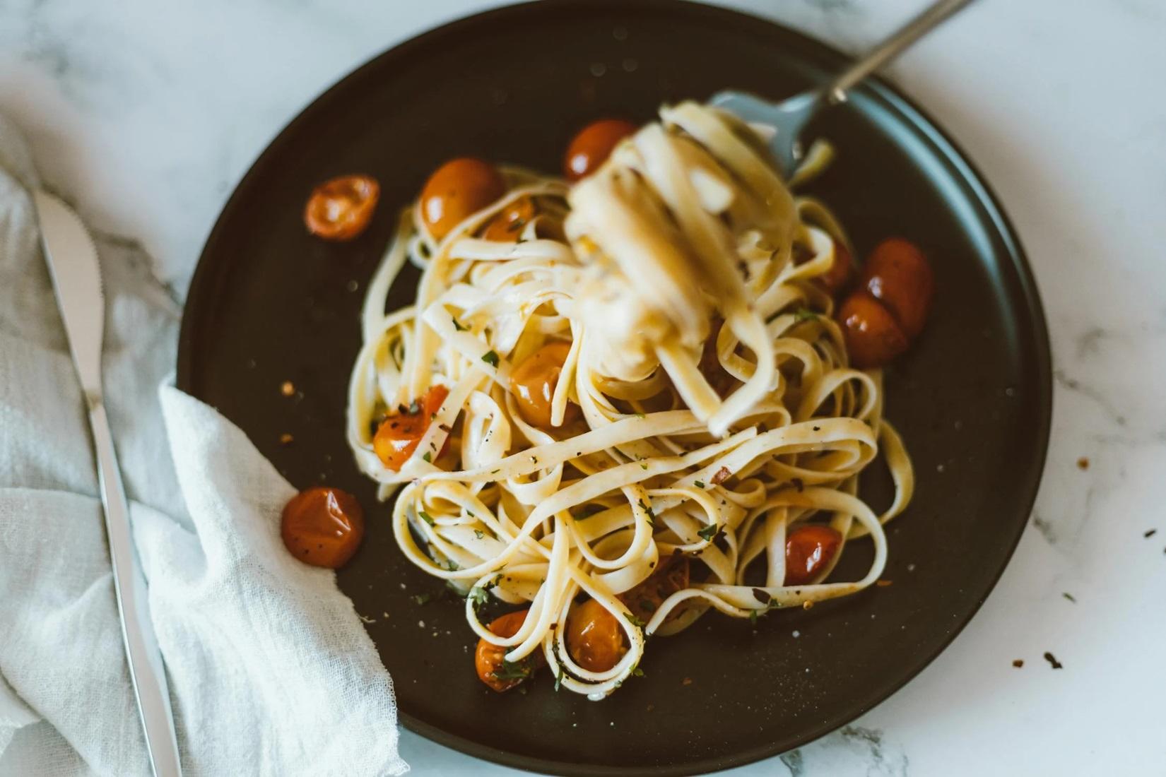 Plat de pâtes et tomates.