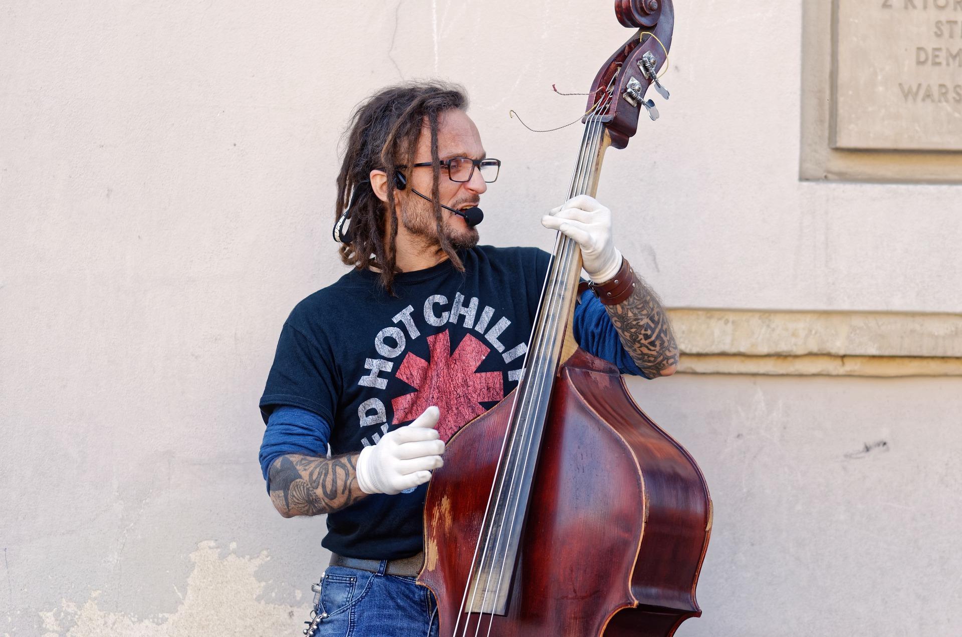 D'où vient cet instrument grave à quatre cordes ?